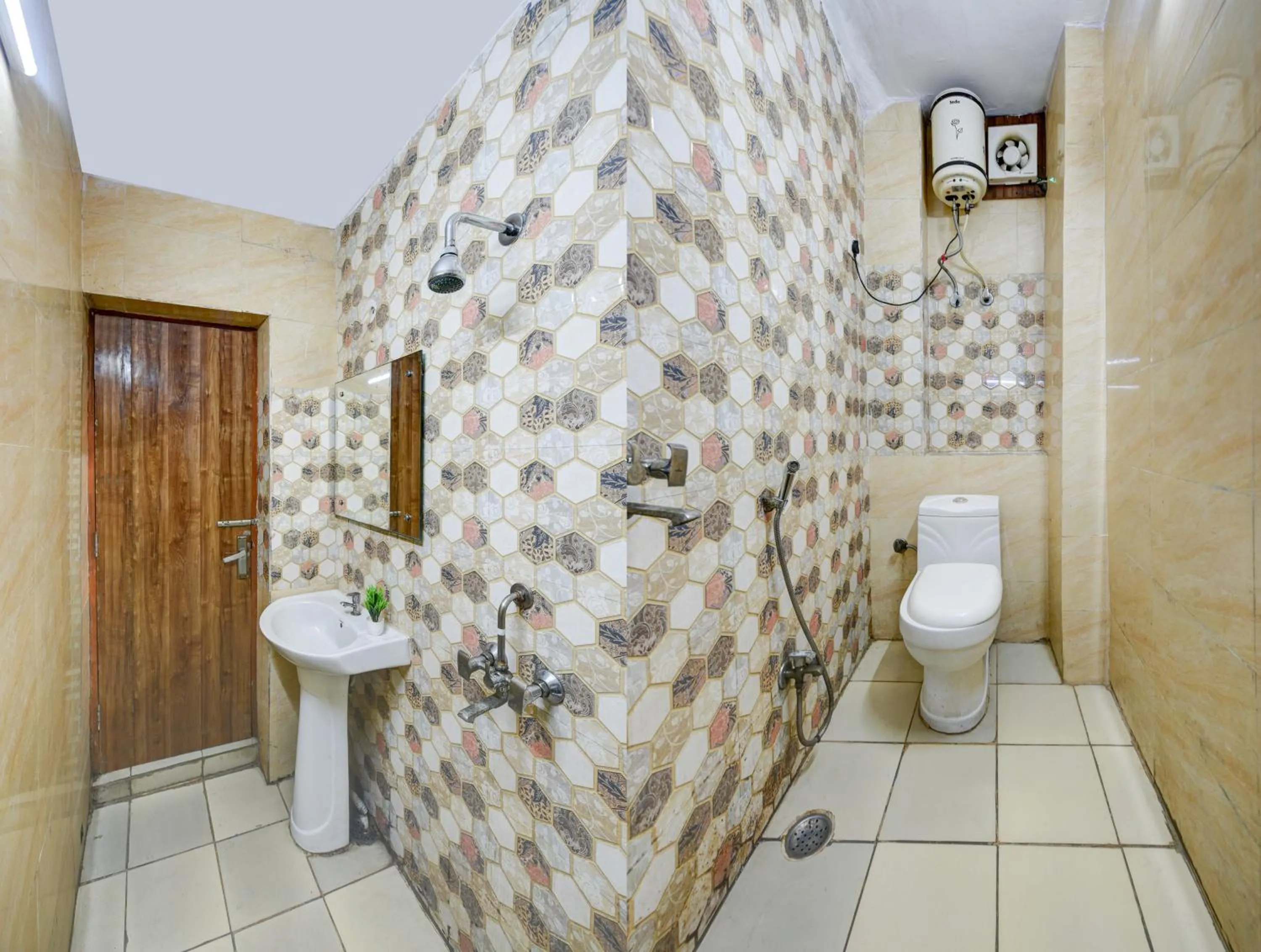 Hotel Quadis - Noida sec 15