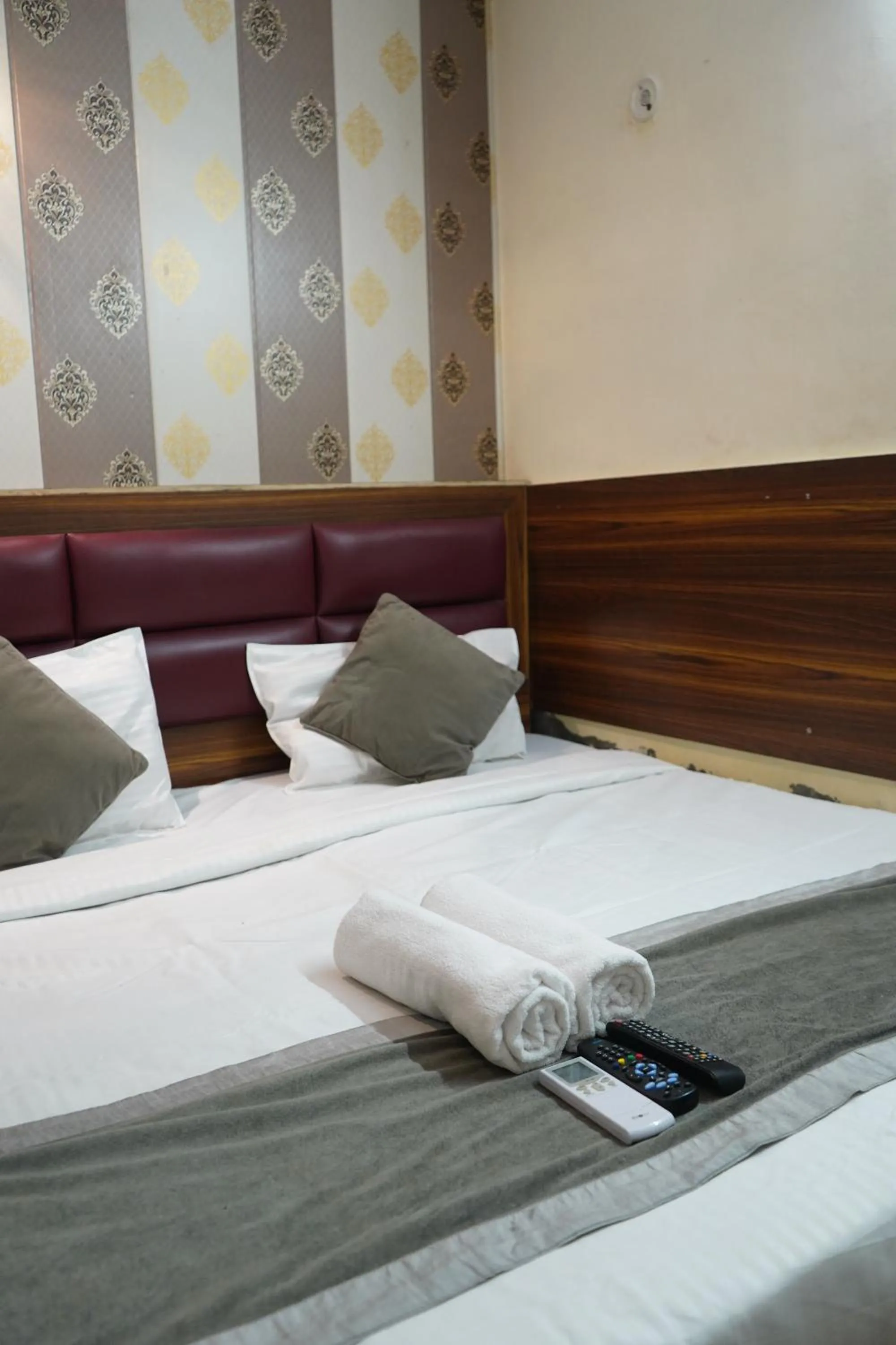 Bed in Hotel Quadis - Noida sec 15