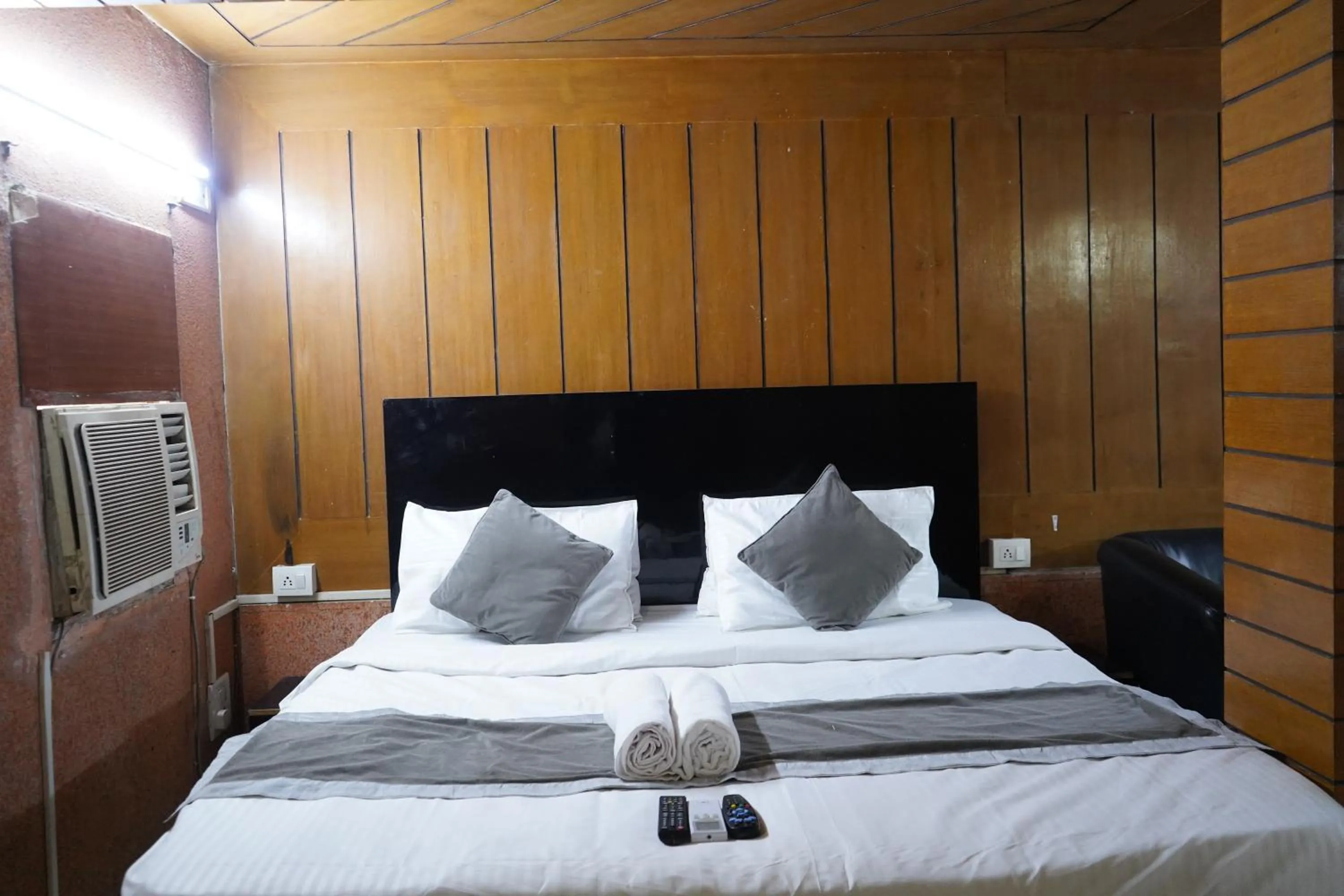 Bed in Hotel Quadis - Noida sec 15