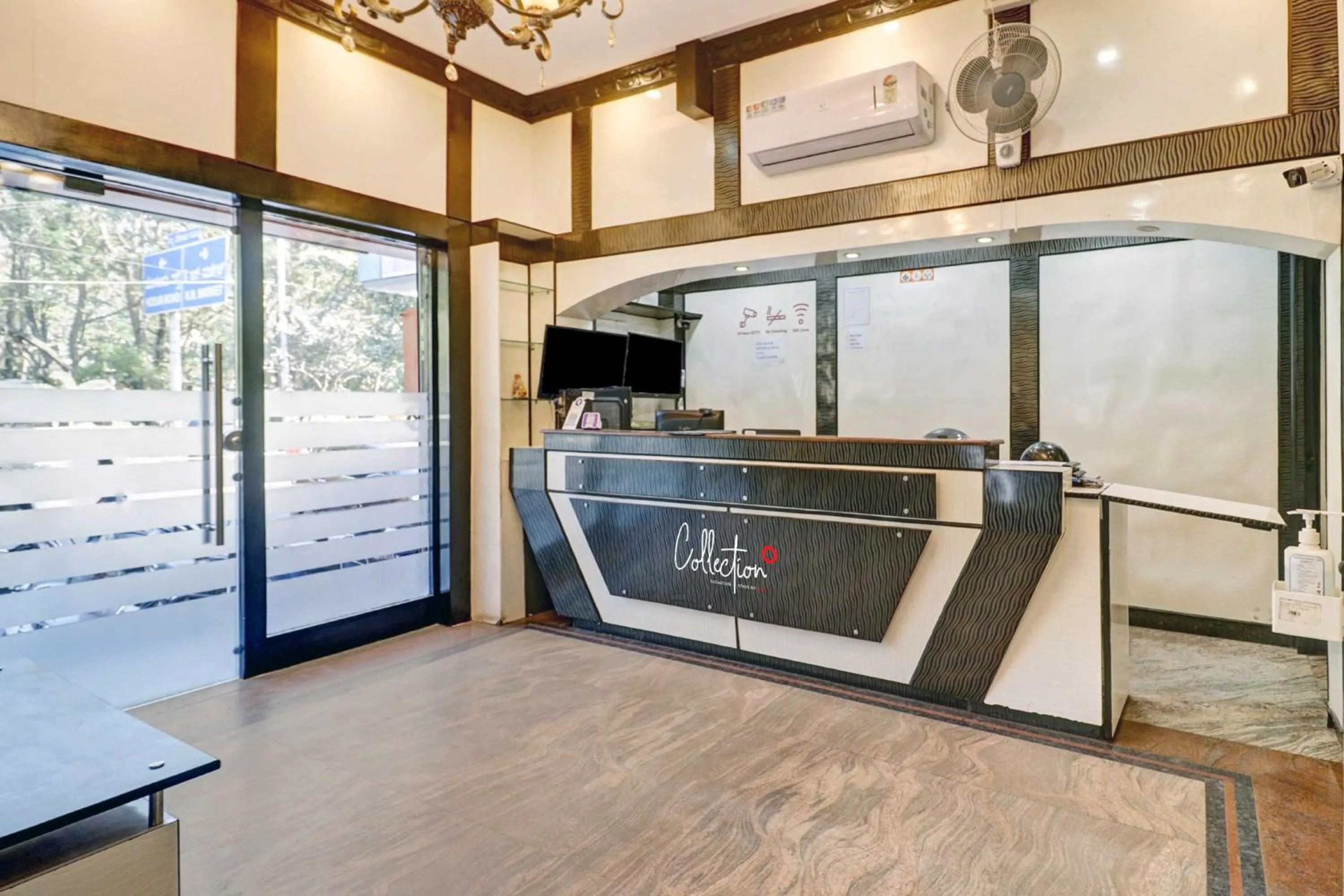 Lobby or reception in Collection O Sabharwal Residency Near Lalbagh Botanical Garden