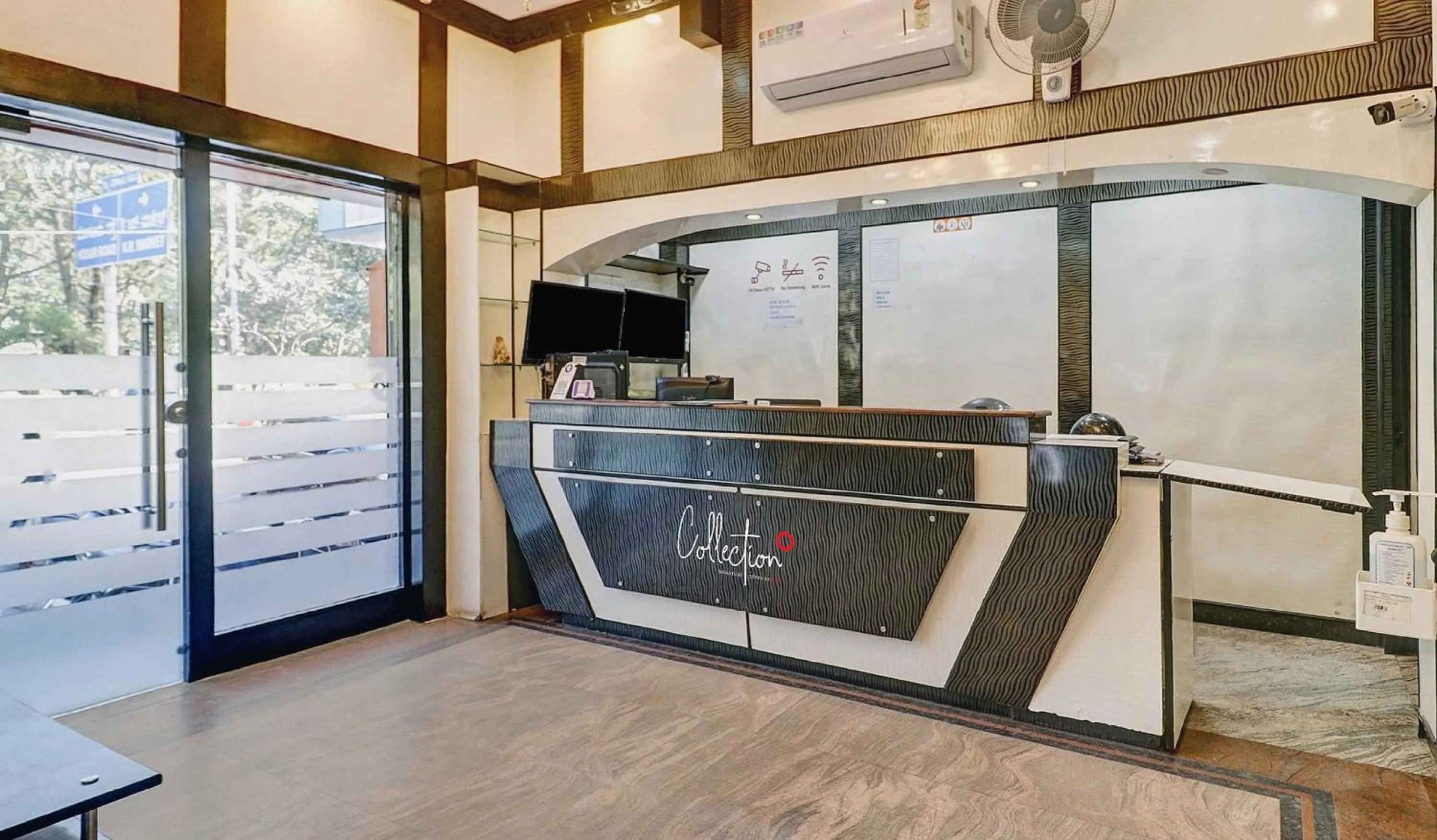 Lobby or reception in Collection O Sabharwal Residency Near Lalbagh Botanical Garden