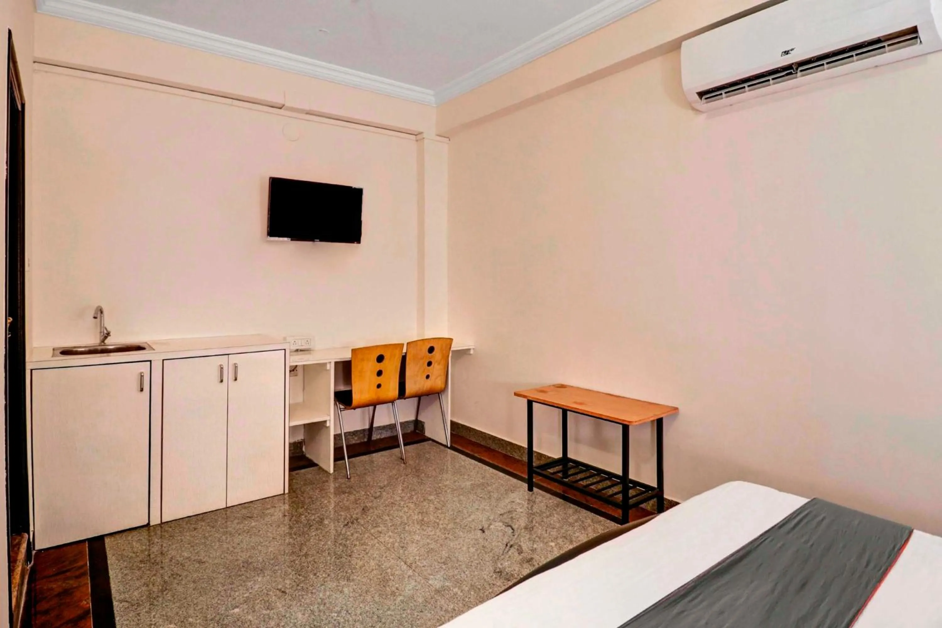 Bedroom in Collection O Sabharwal Residency Near Lalbagh Botanical Garden