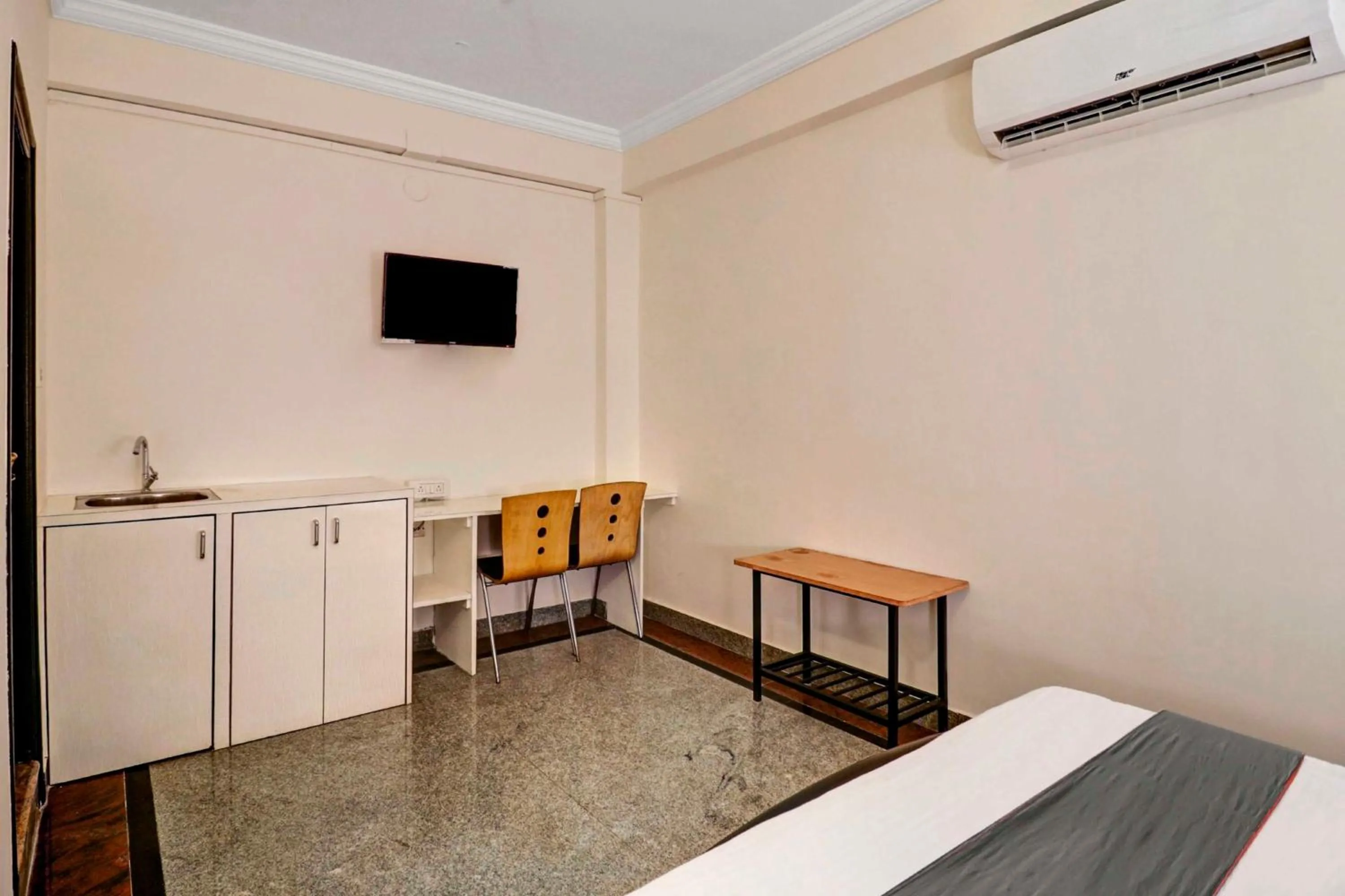 Bedroom in Collection O Sabharwal Residency Near Lalbagh Botanical Garden