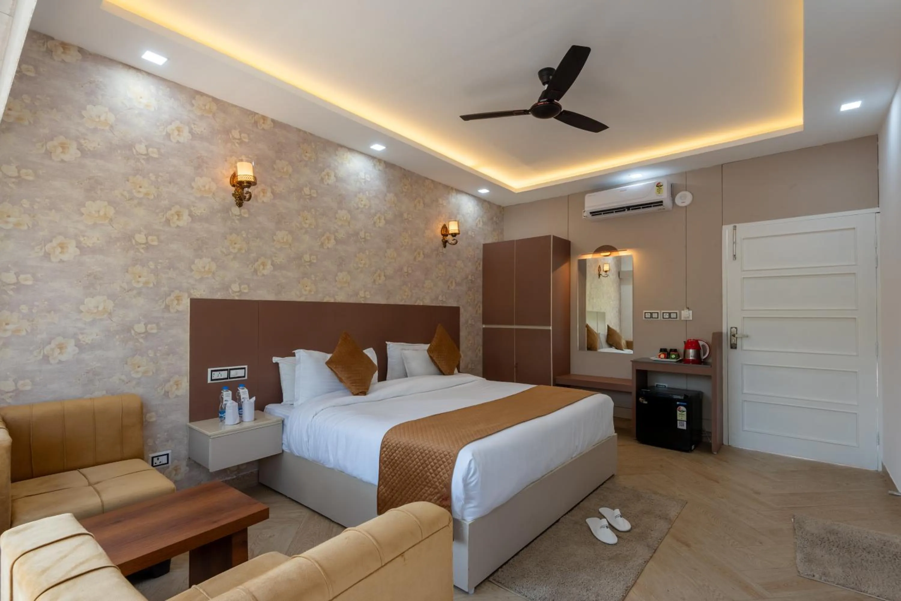 Bed in DLS Nature Trinket Resort - Dalhousie with Swimming Pool