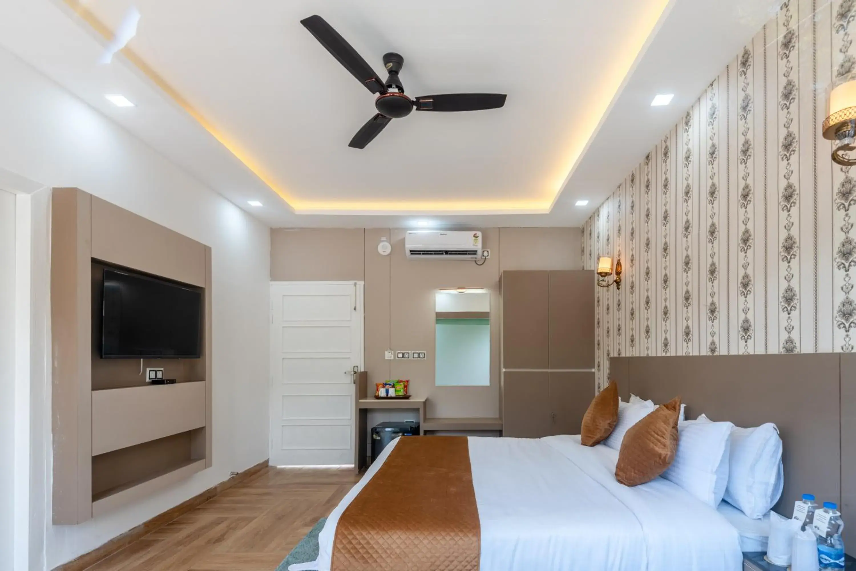 Bedroom, Bed in DLS Nature Trinket Resort - Dalhousie with Swimming Pool Bedroom, Bed in DLS Nature Trinket Resort - Dalhousie with Swimming Pool