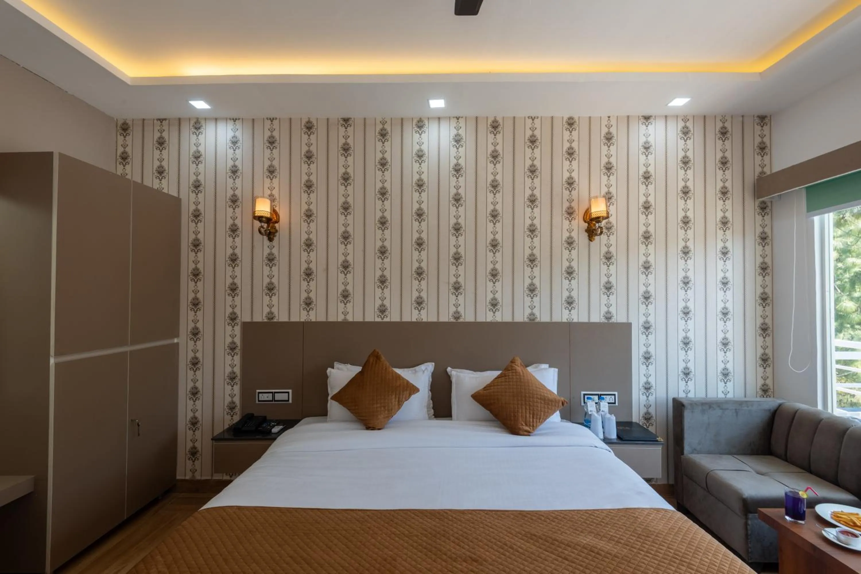 Bed in DLS Nature Trinket Resort - Dalhousie with Swimming Pool