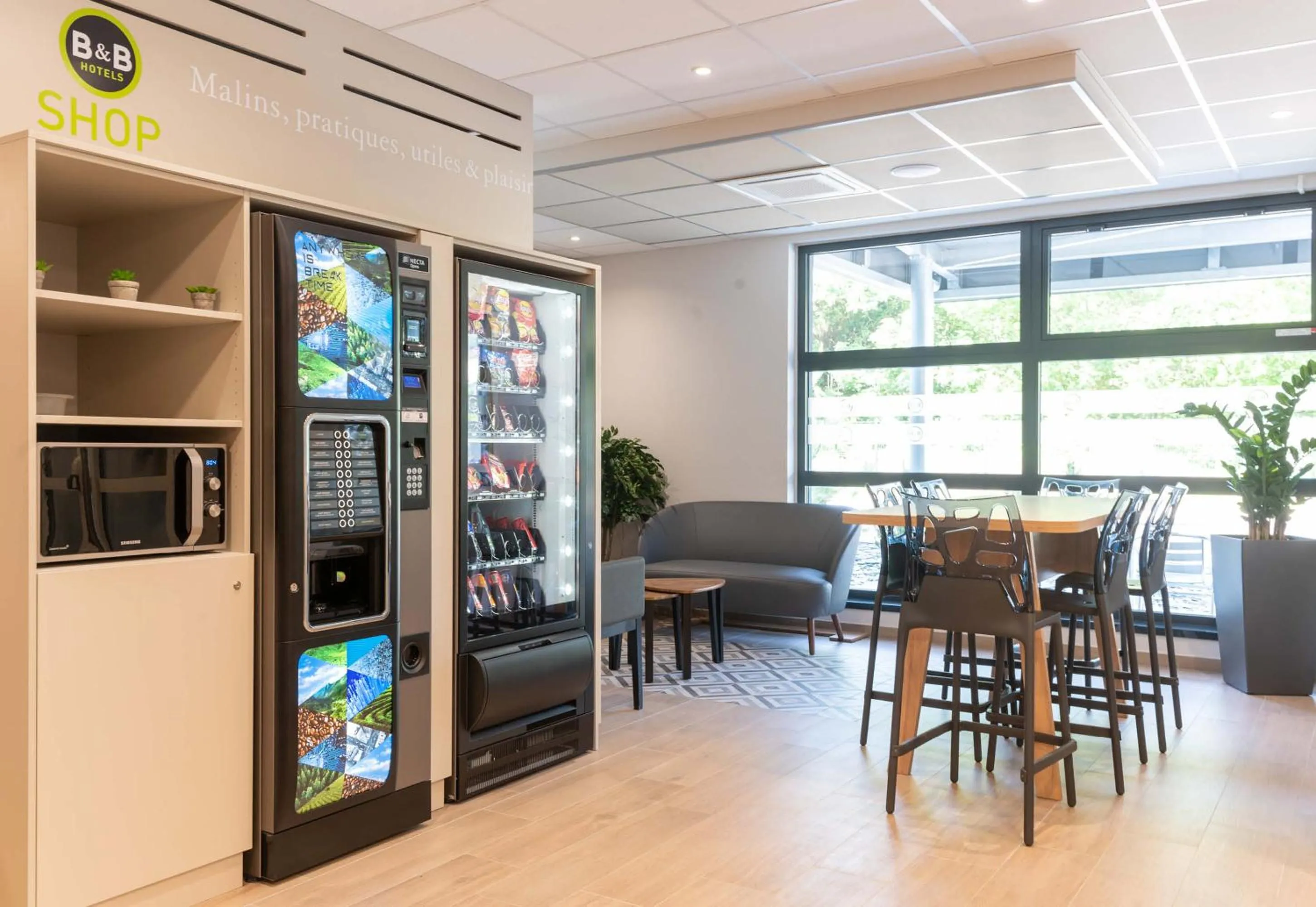 vending machine in B&B HOTEL Aix-les-Bains