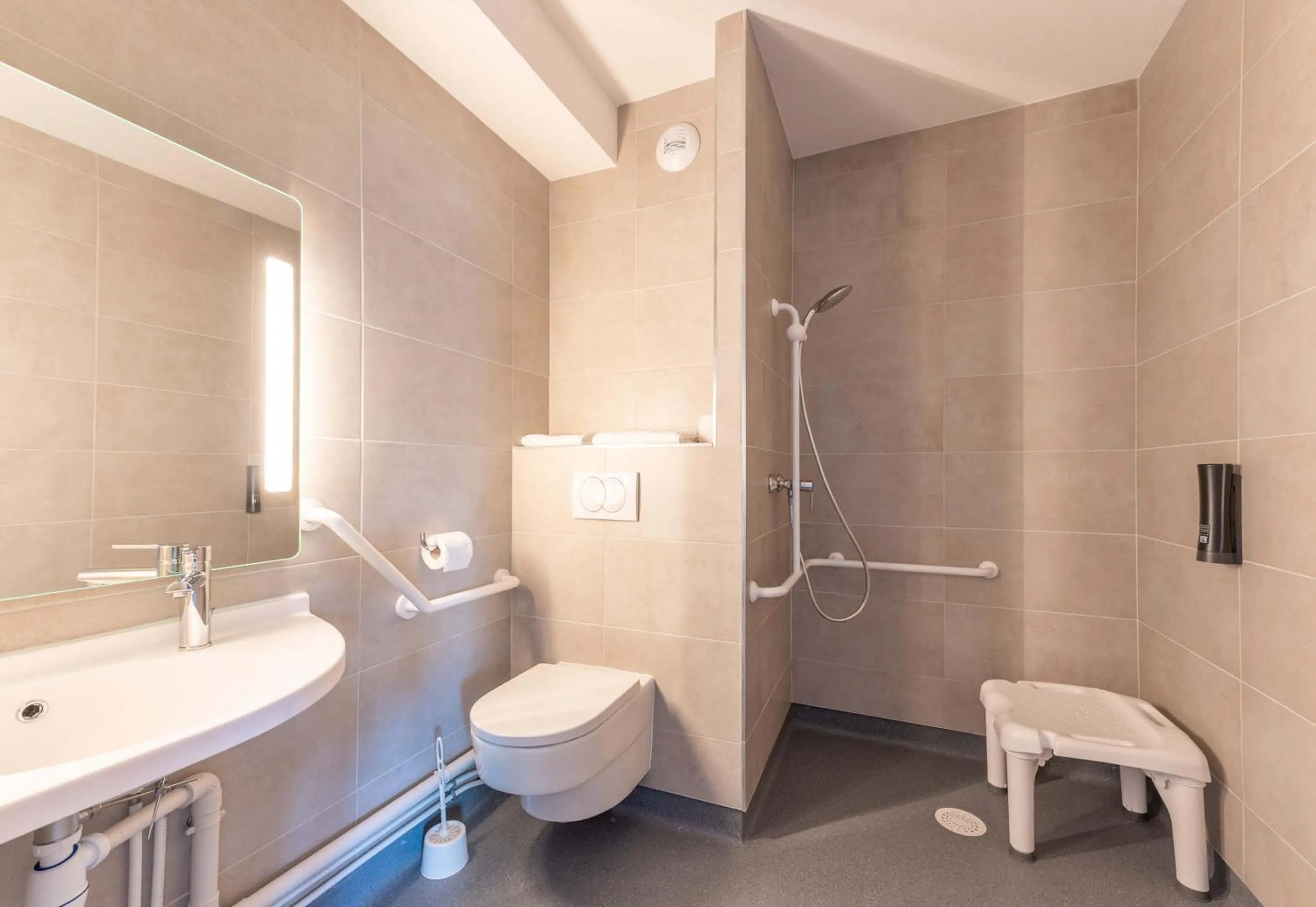 Bathroom in B&B HOTEL Aix-les-Bains