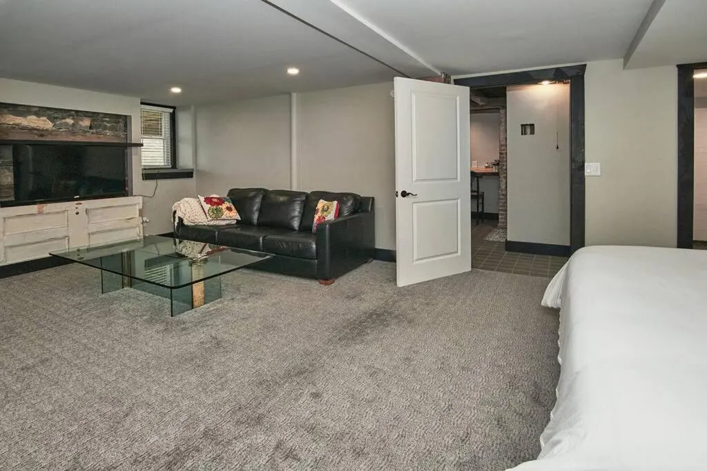 Craftsman Hideaway at the 1841 Farmhouse