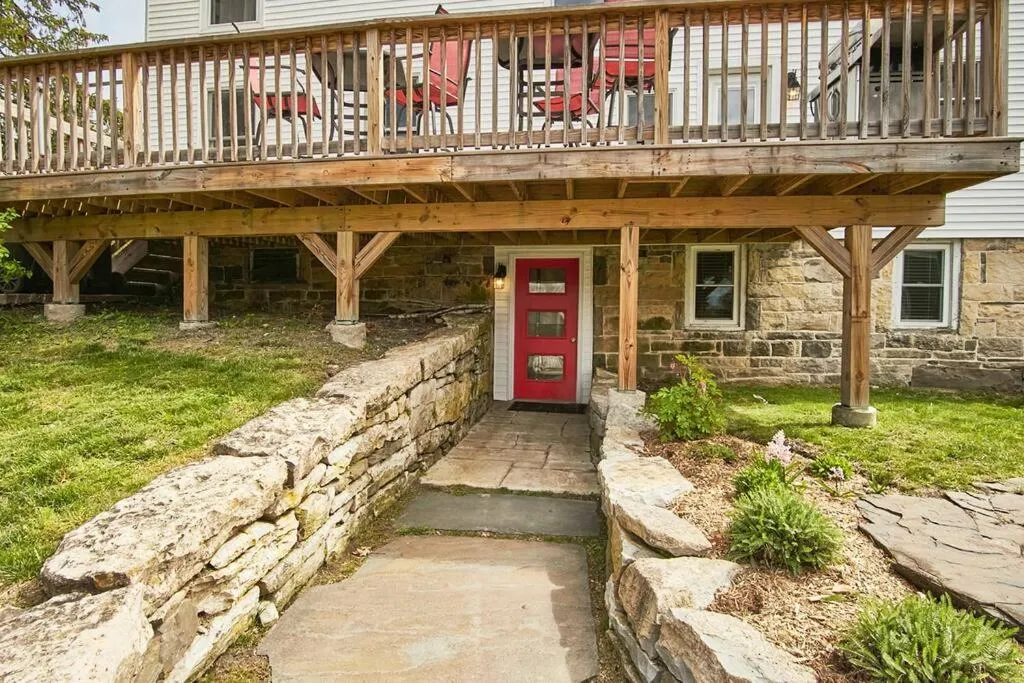 Craftsman Hideaway at the 1841 Farmhouse