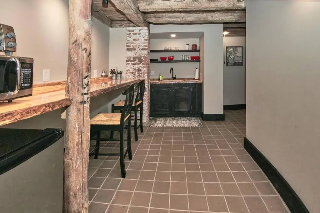 Craftsman Hideaway at the 1841 Farmhouse