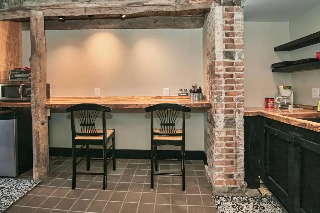 Craftsman Hideaway at the 1841 Farmhouse