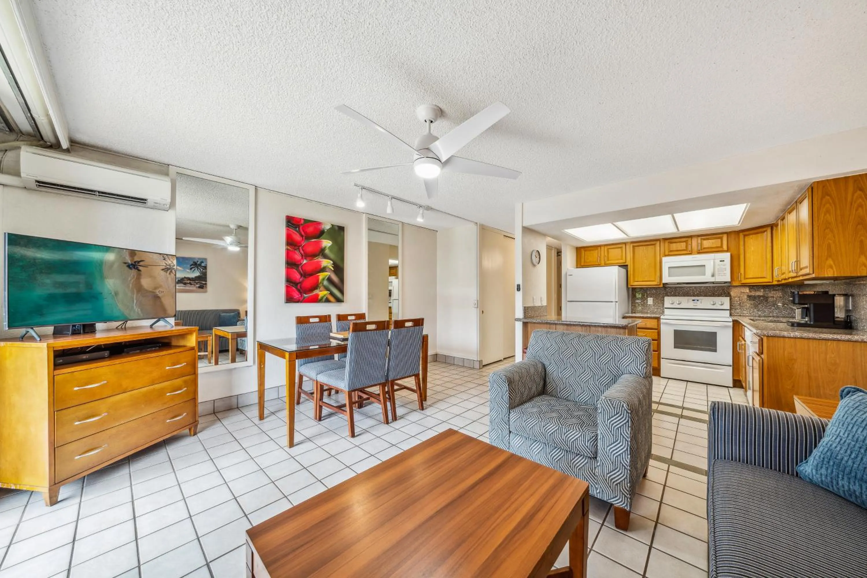 Kitchen or kitchenette in Maui Schooner Resort
