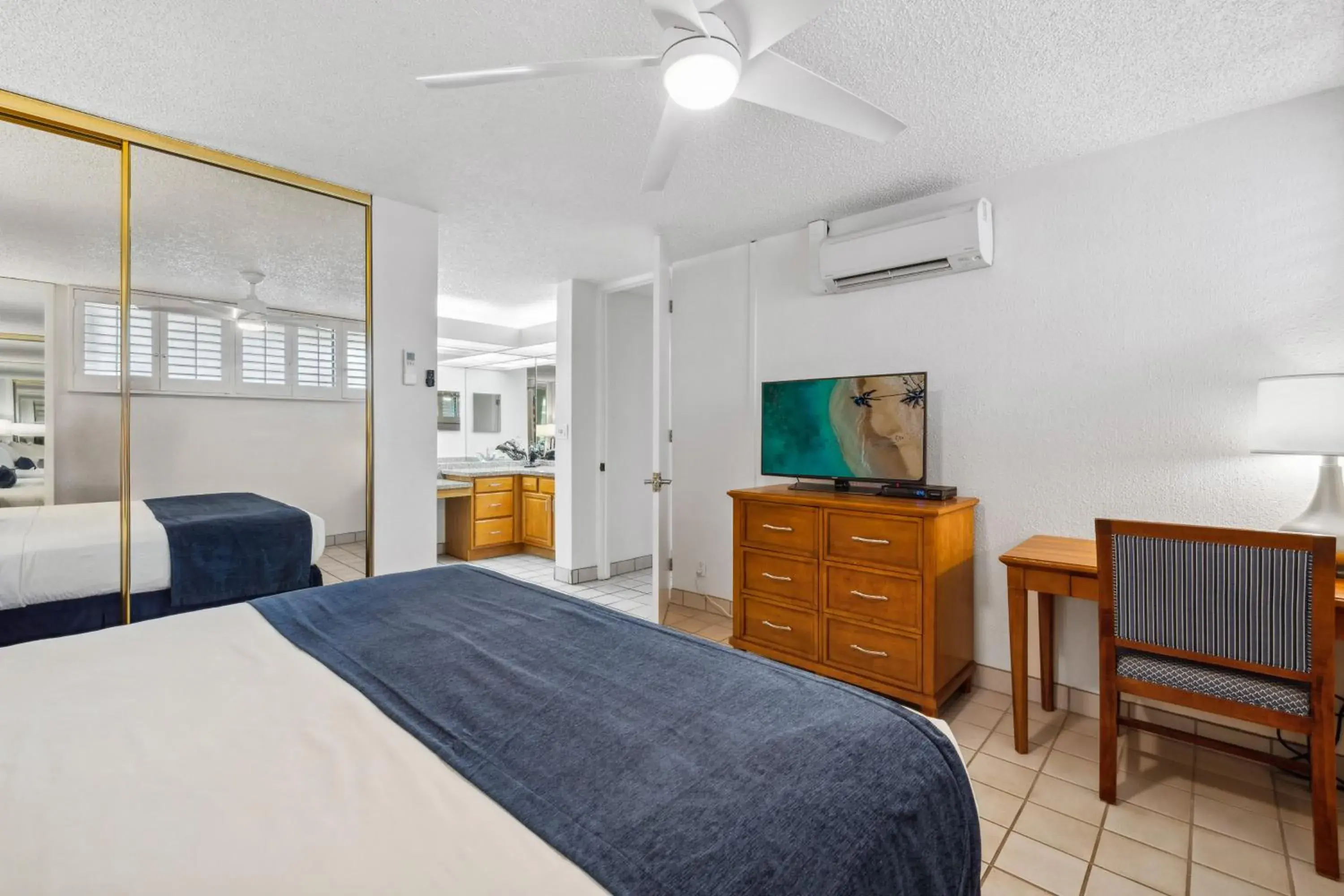 Bed in Maui Schooner Resort Bed in Maui Schooner Resort