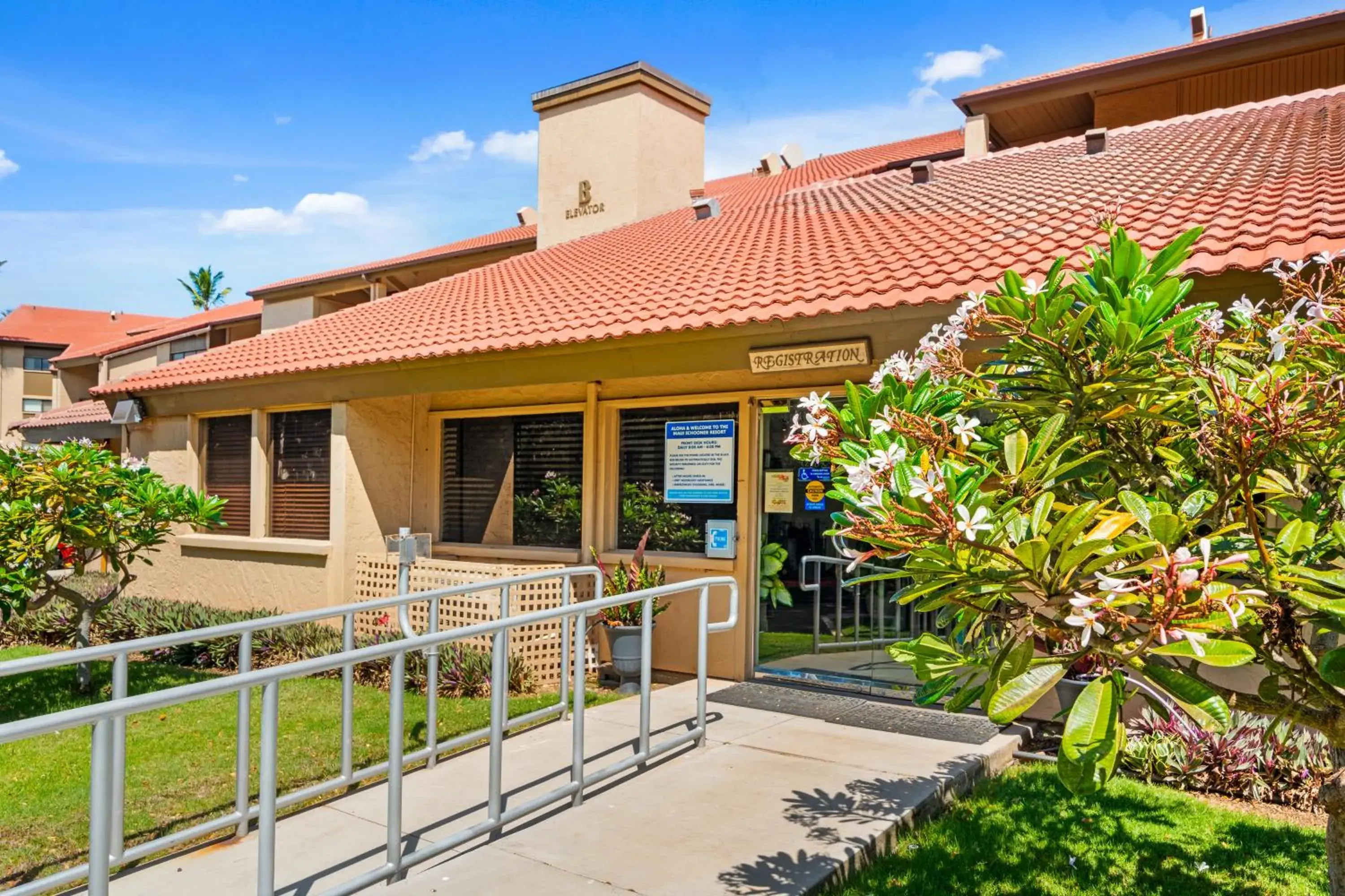 Property building in Maui Schooner Resort Property building in Maui Schooner Resort