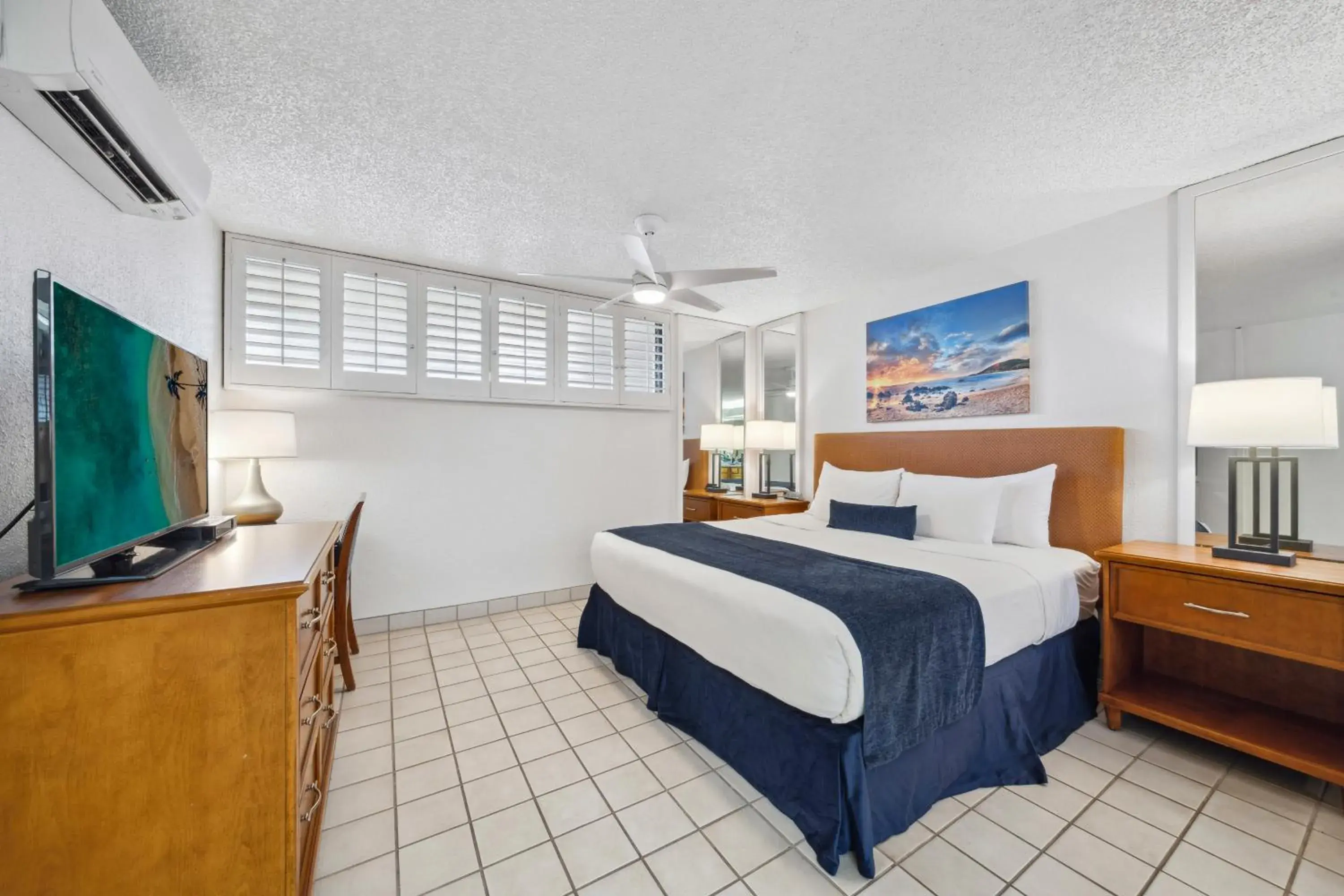 Bed in Maui Schooner Resort Bed in Maui Schooner Resort