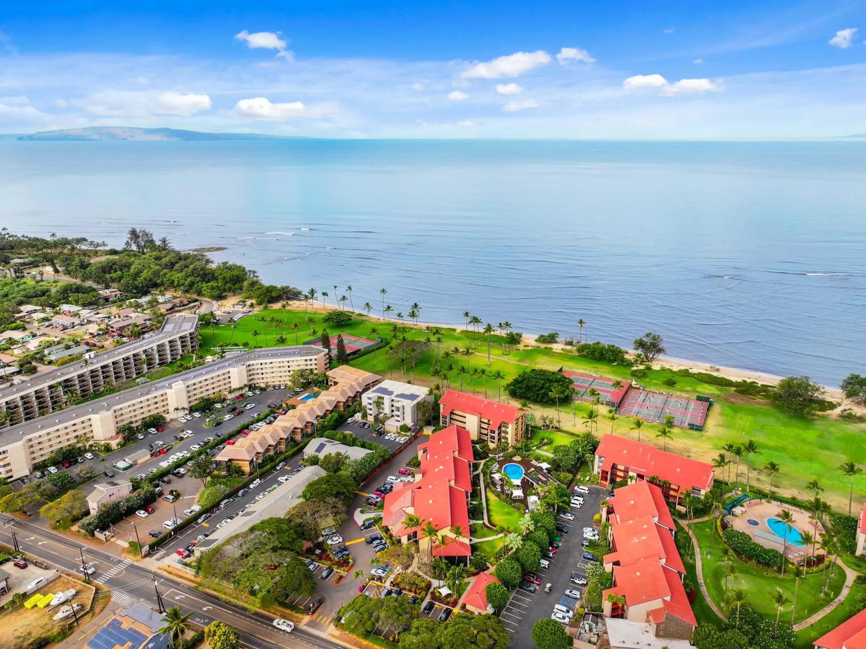 Property building in Maui Schooner Resort Property building in Maui Schooner Resort