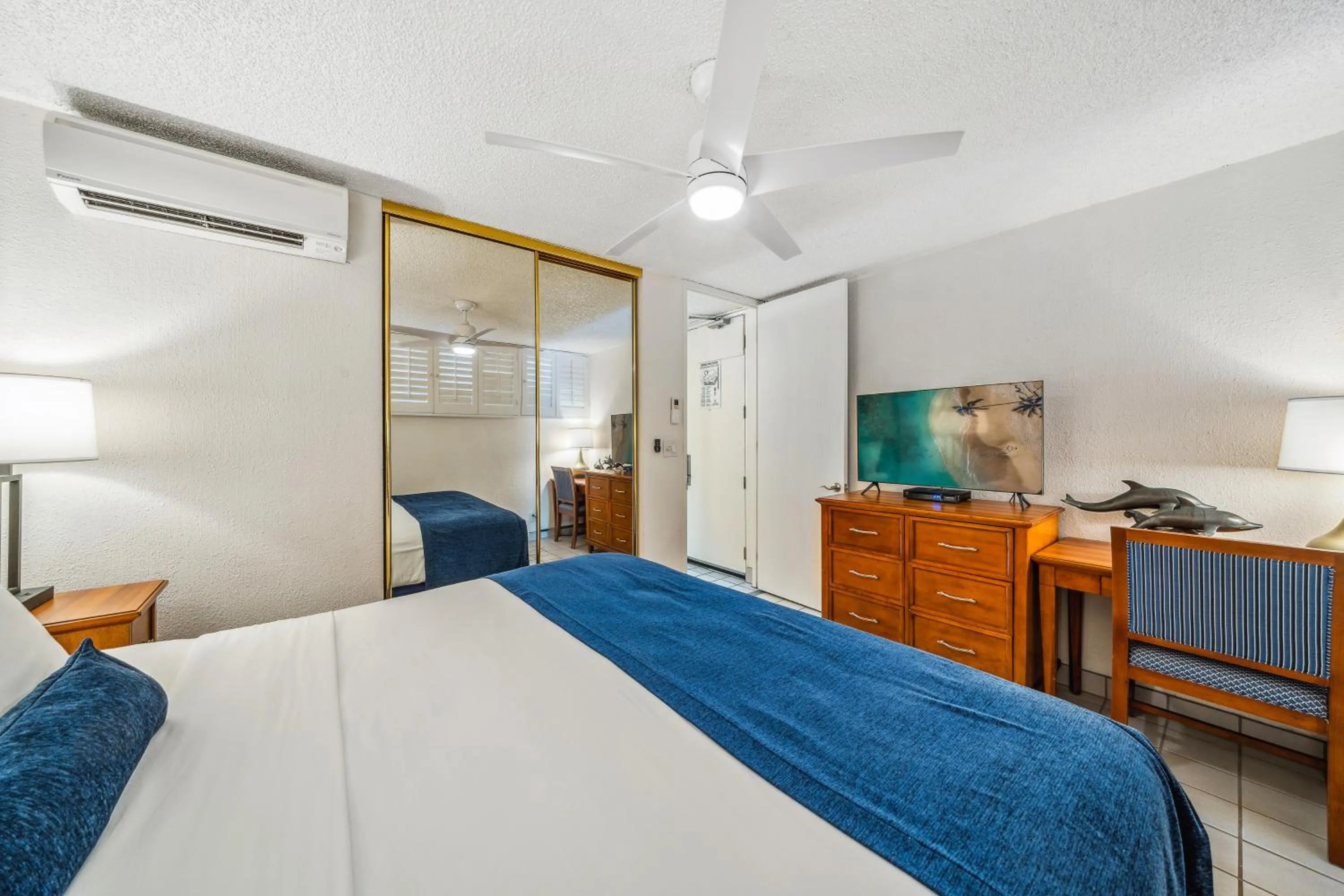 Bed in Maui Schooner Resort