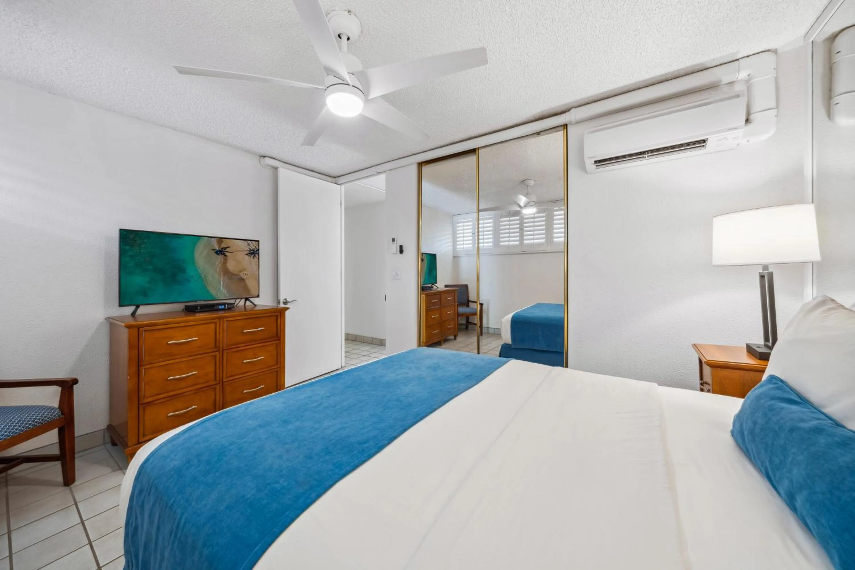 Bed in Maui Schooner Resort