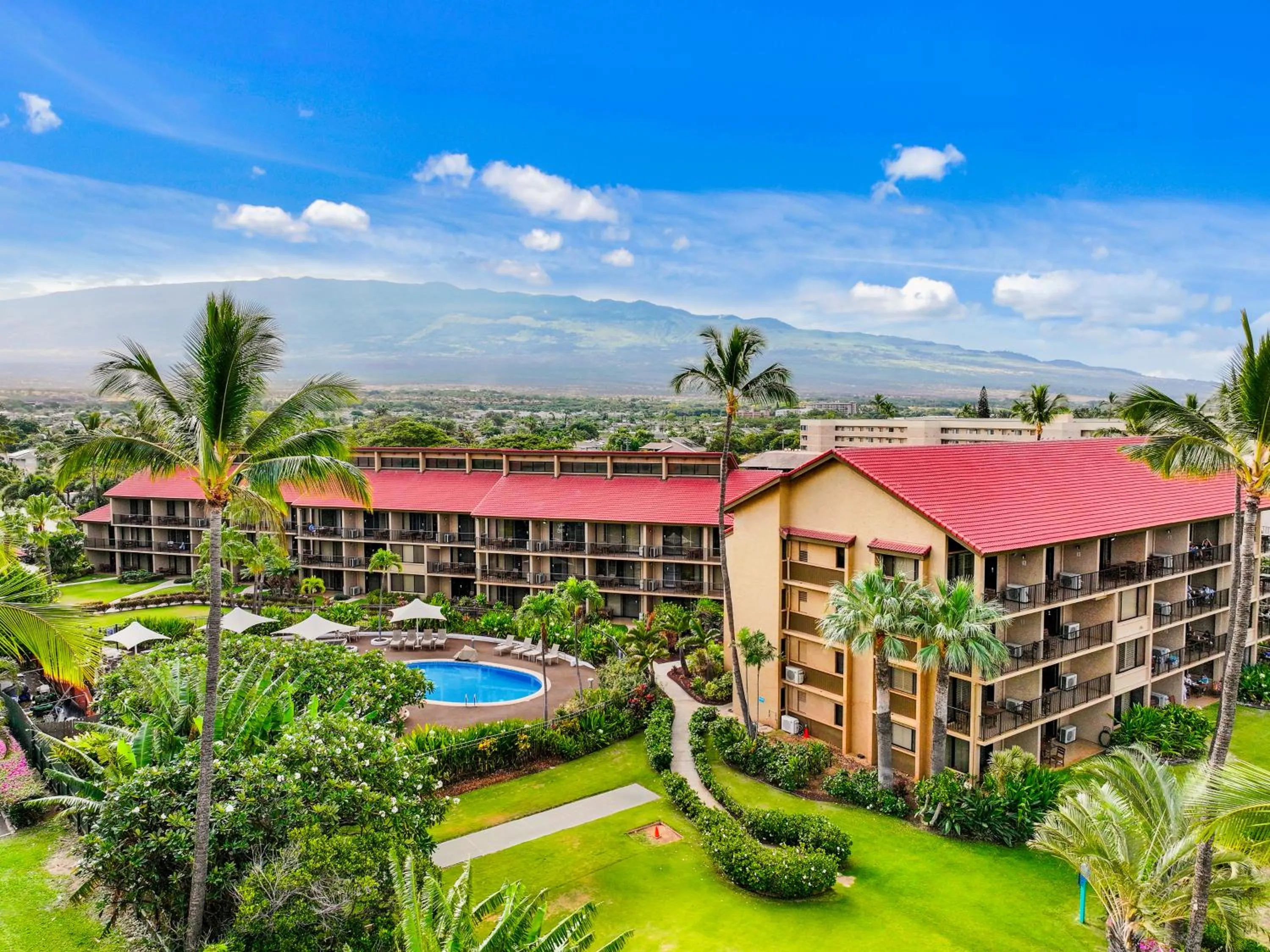 Property building in Maui Schooner Resort