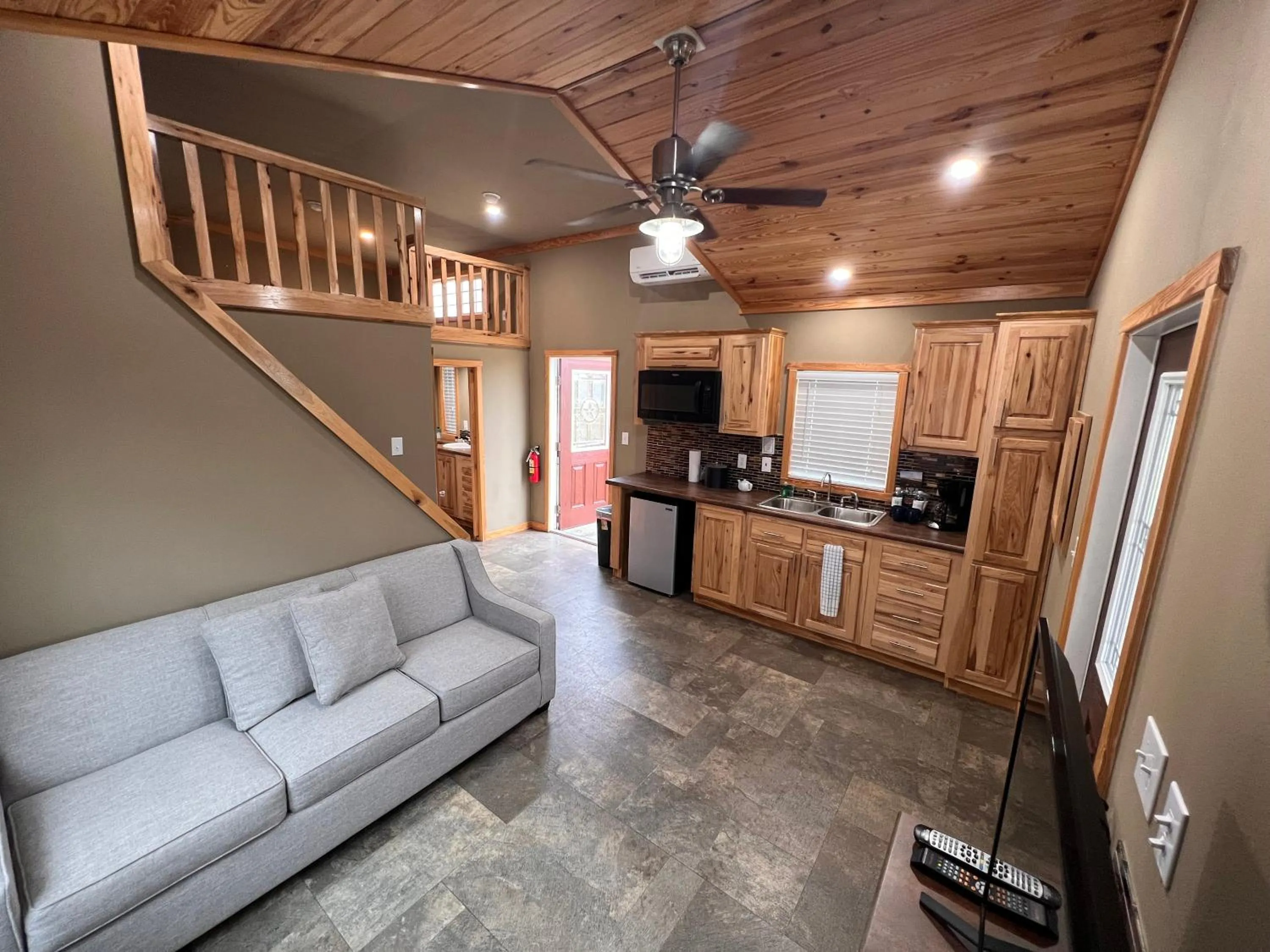 Communal lounge/ TV room in The Hideout Golf Club & Resort