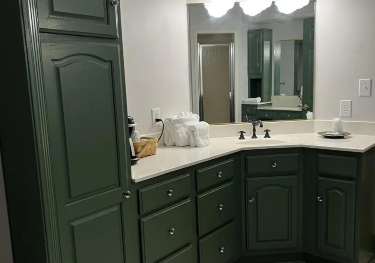 Shower in Whitestone Inn