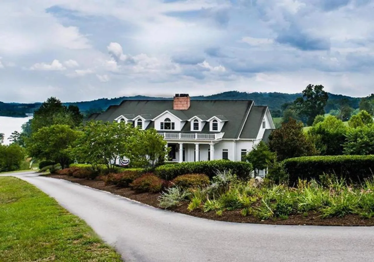 Property building in Whitestone Inn