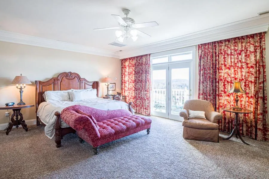 Bed in Whitestone Inn