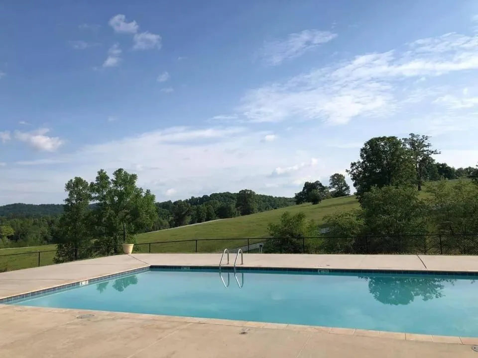 Swimming pool in Whitestone Inn