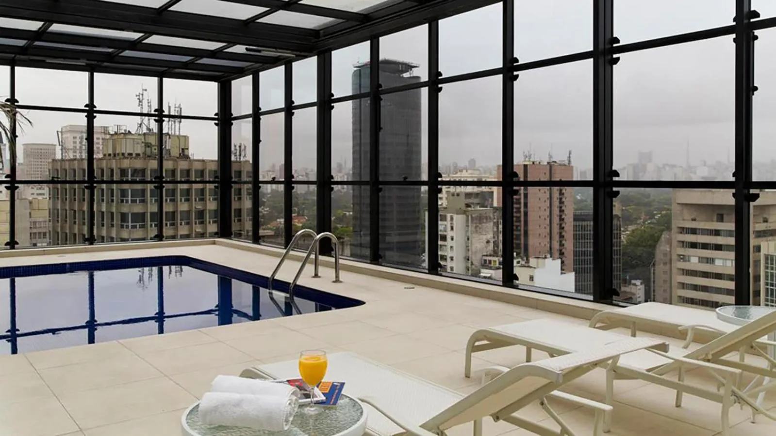 Swimming pool in Studios Hotel Address à passos da Av Faria Lima