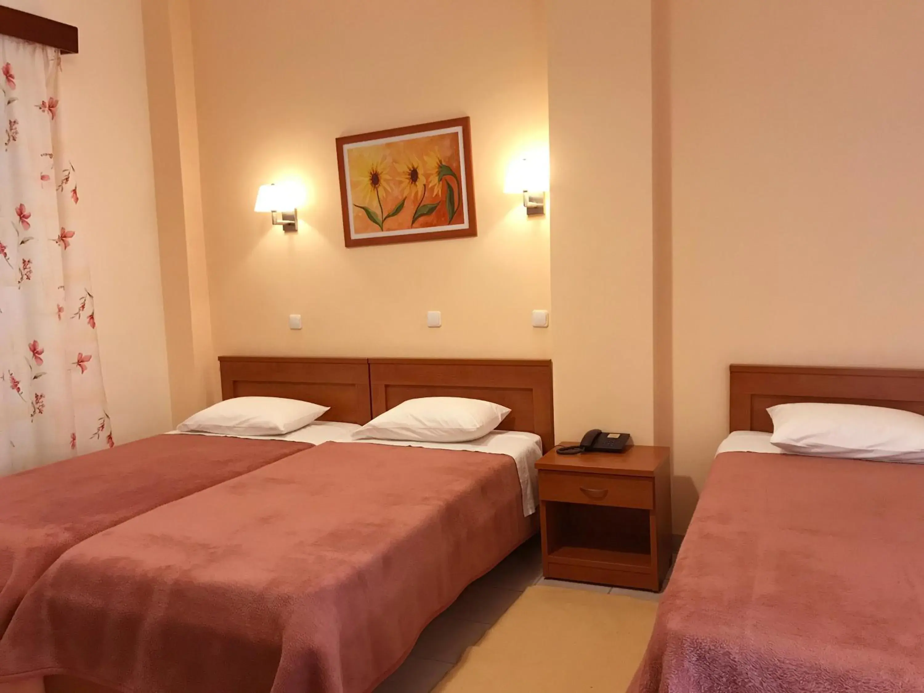 Triple Room in Hotel Kronio Triple Room in Hotel Kronio