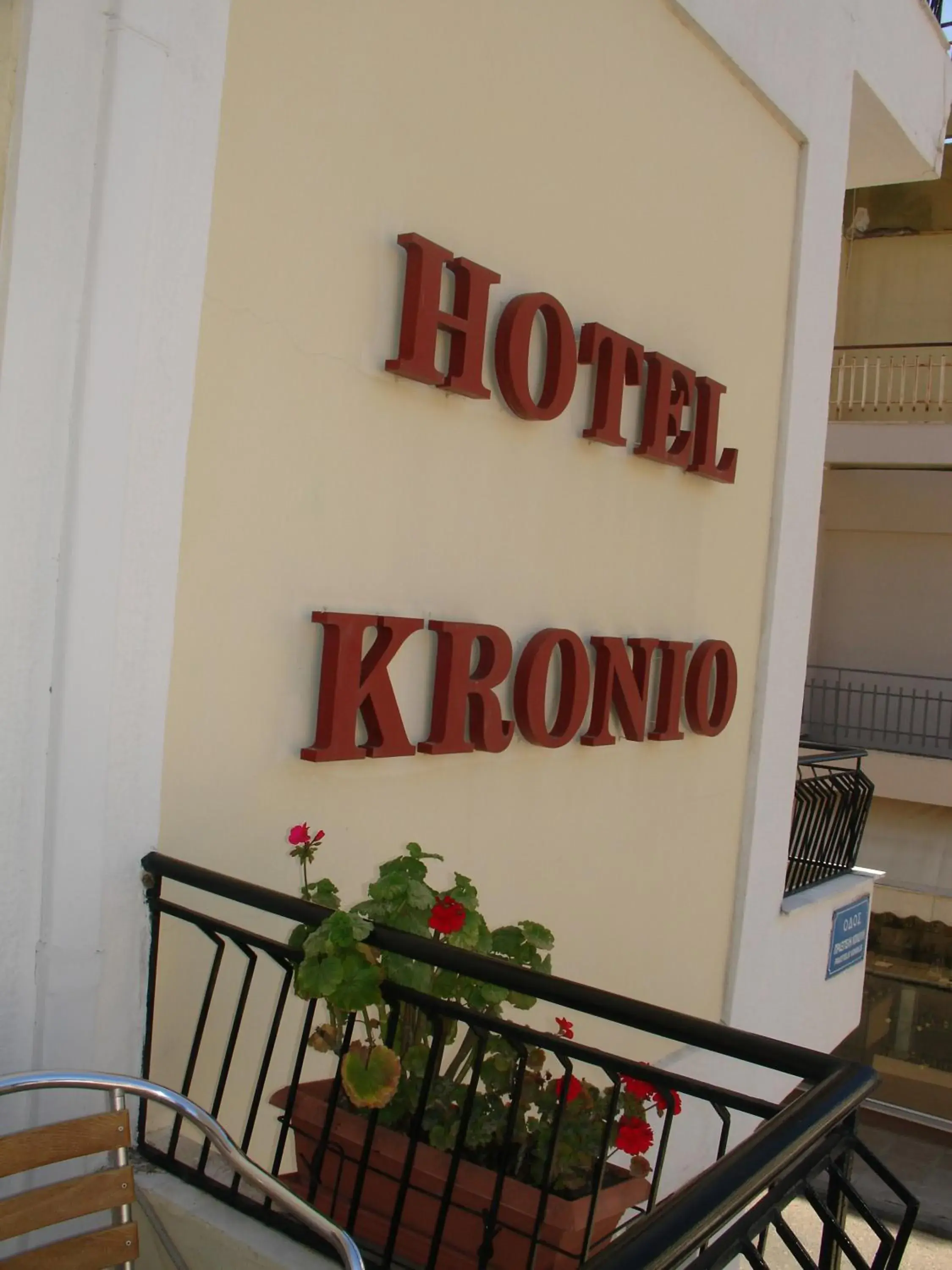 Facade/entrance in Hotel Kronio Facade/entrance in Hotel Kronio