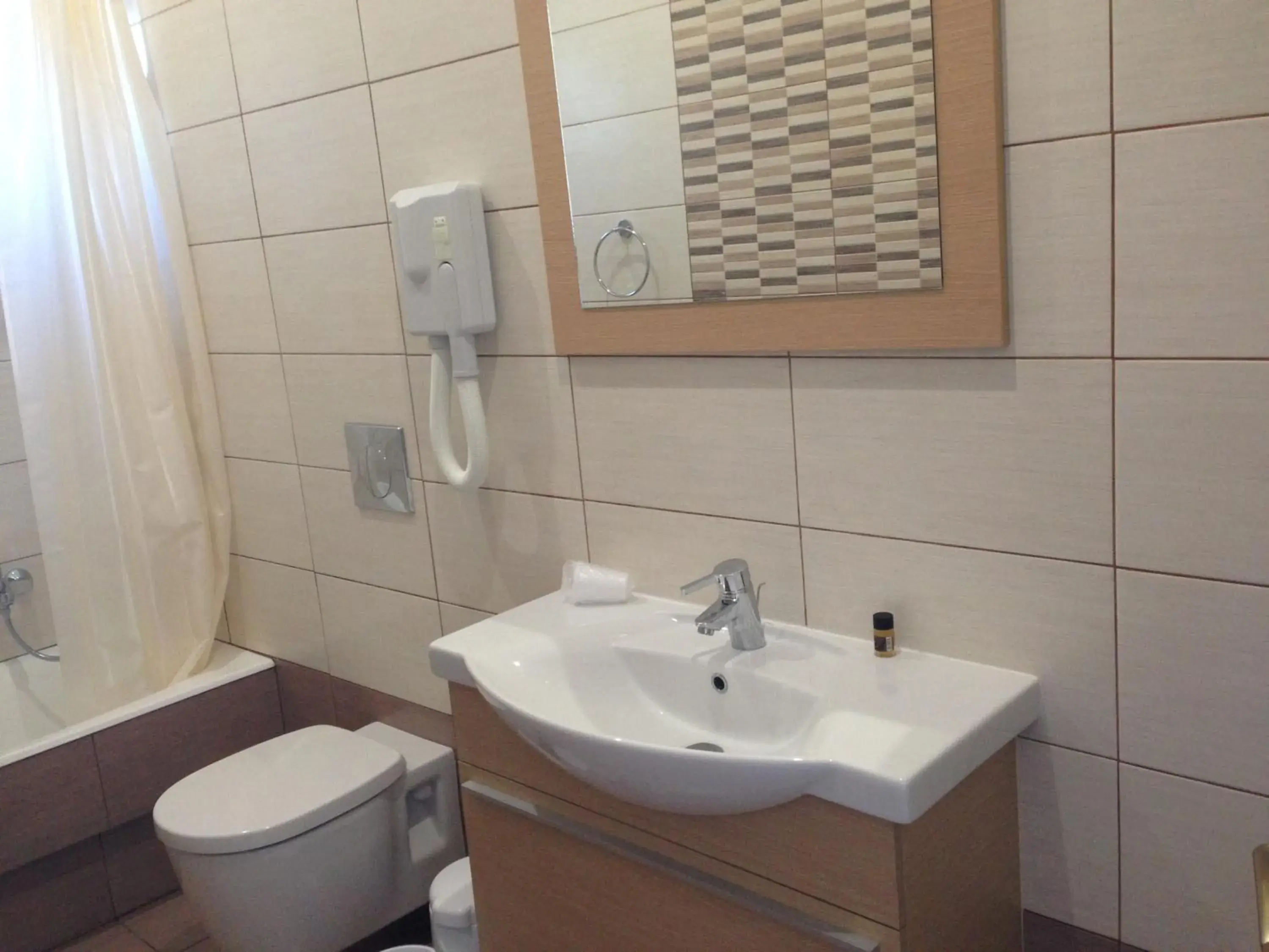 Bathroom in Hotel Kronio Bathroom in Hotel Kronio