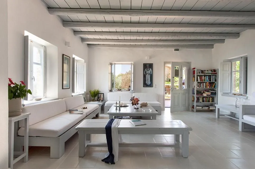 Communal lounge/ TV room in Notos Hotel Kardamili