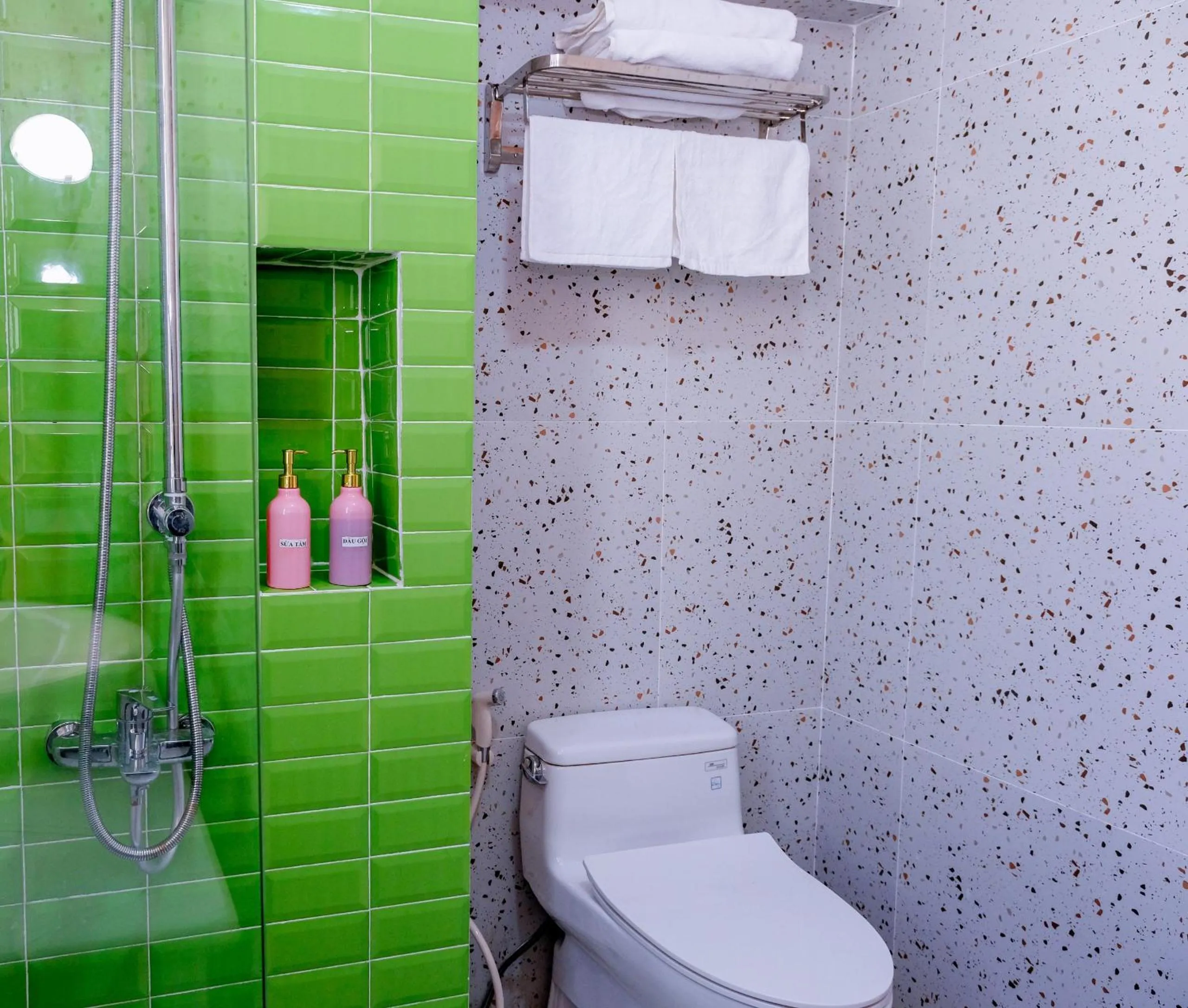 Toilet in Rova Hotel Sunset Town Phu Quoc