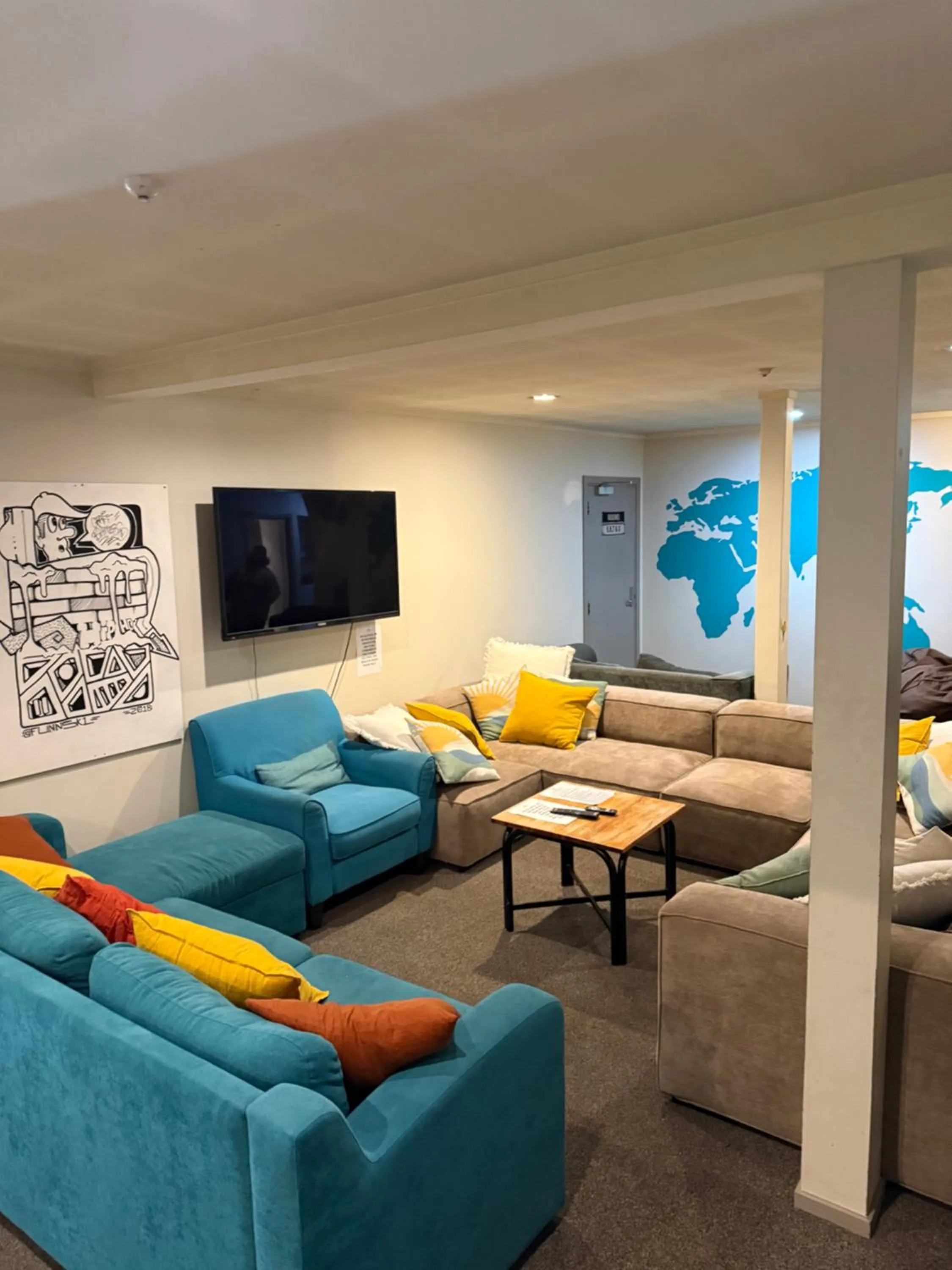 Communal lounge/ TV room in UpTown Backpackers