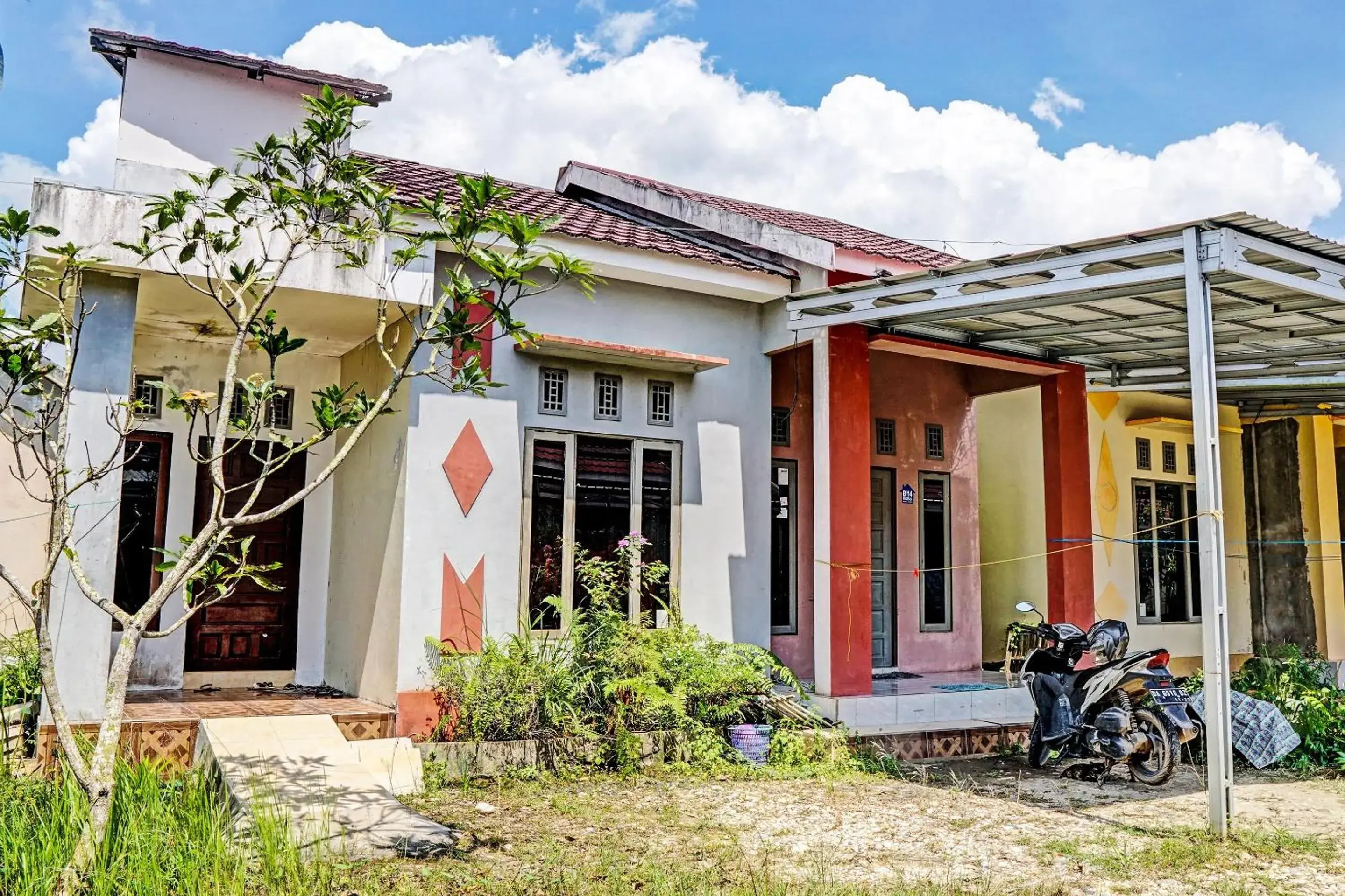 Facade/entrance in Hotel O Kost Axcel Facade/entrance in Hotel O Kost Axcel