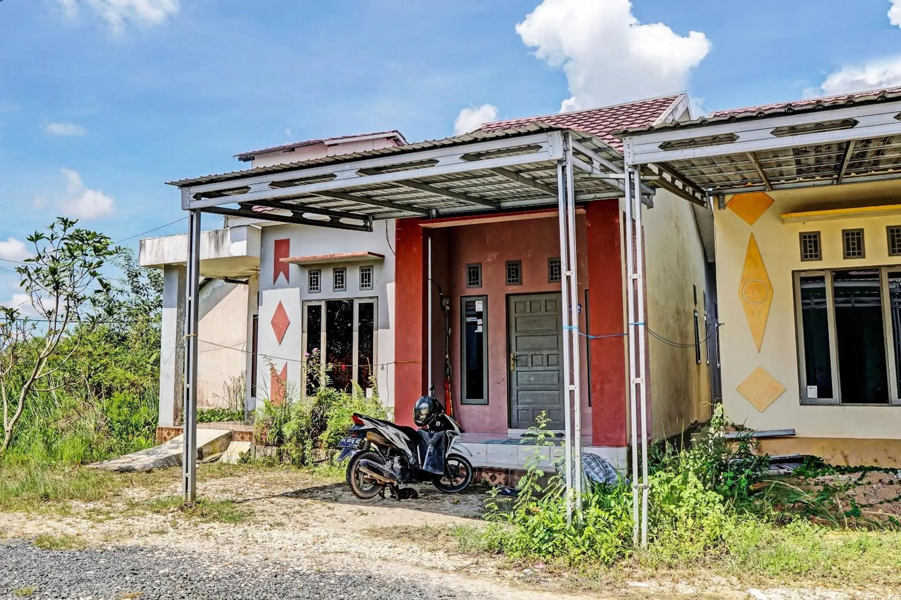 Facade/entrance in Hotel O Kost Axcel Facade/entrance in Hotel O Kost Axcel