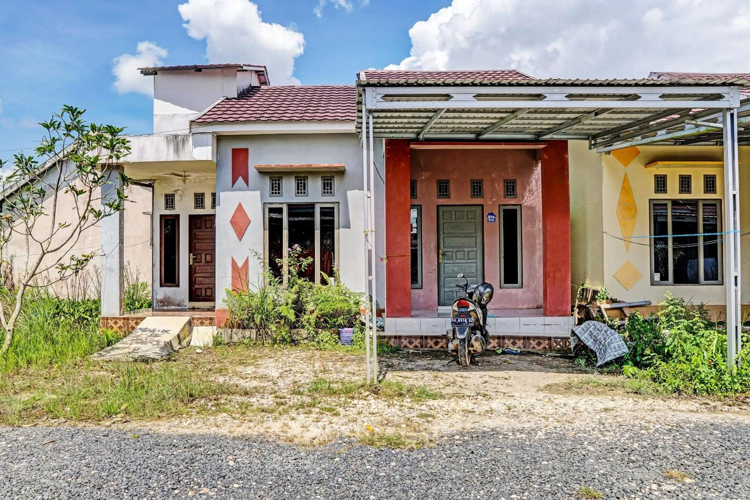 Facade/entrance in Hotel O Kost Axcel