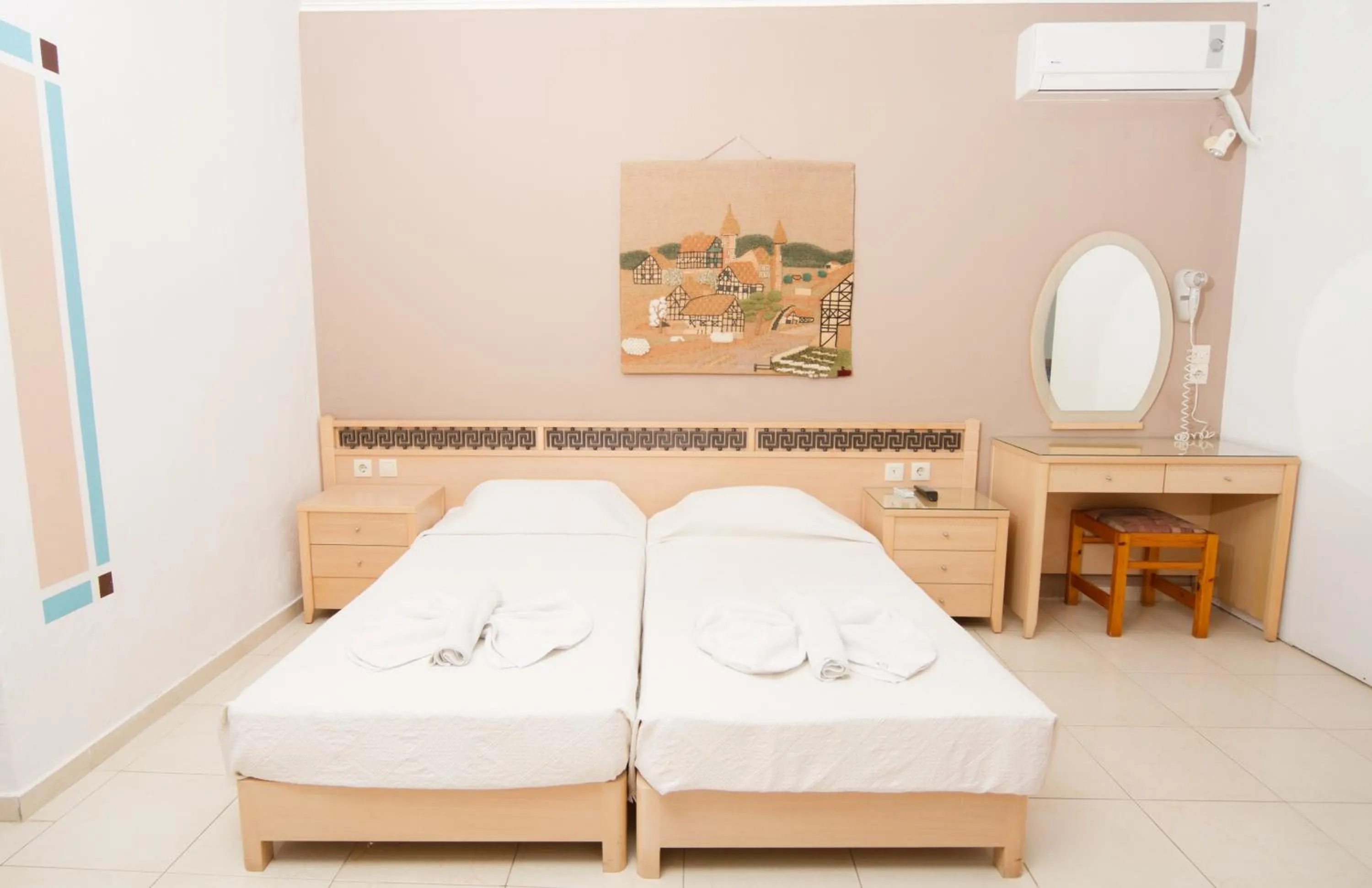 Photo of the whole room, Bed in White Palace Studios