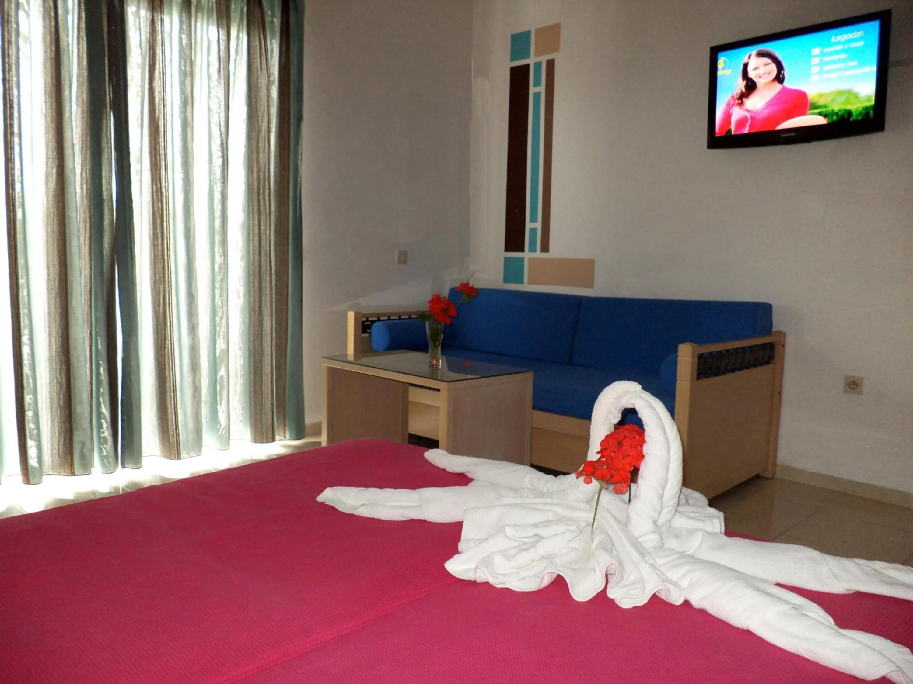 Photo of the whole room, Bed in White Palace Studios