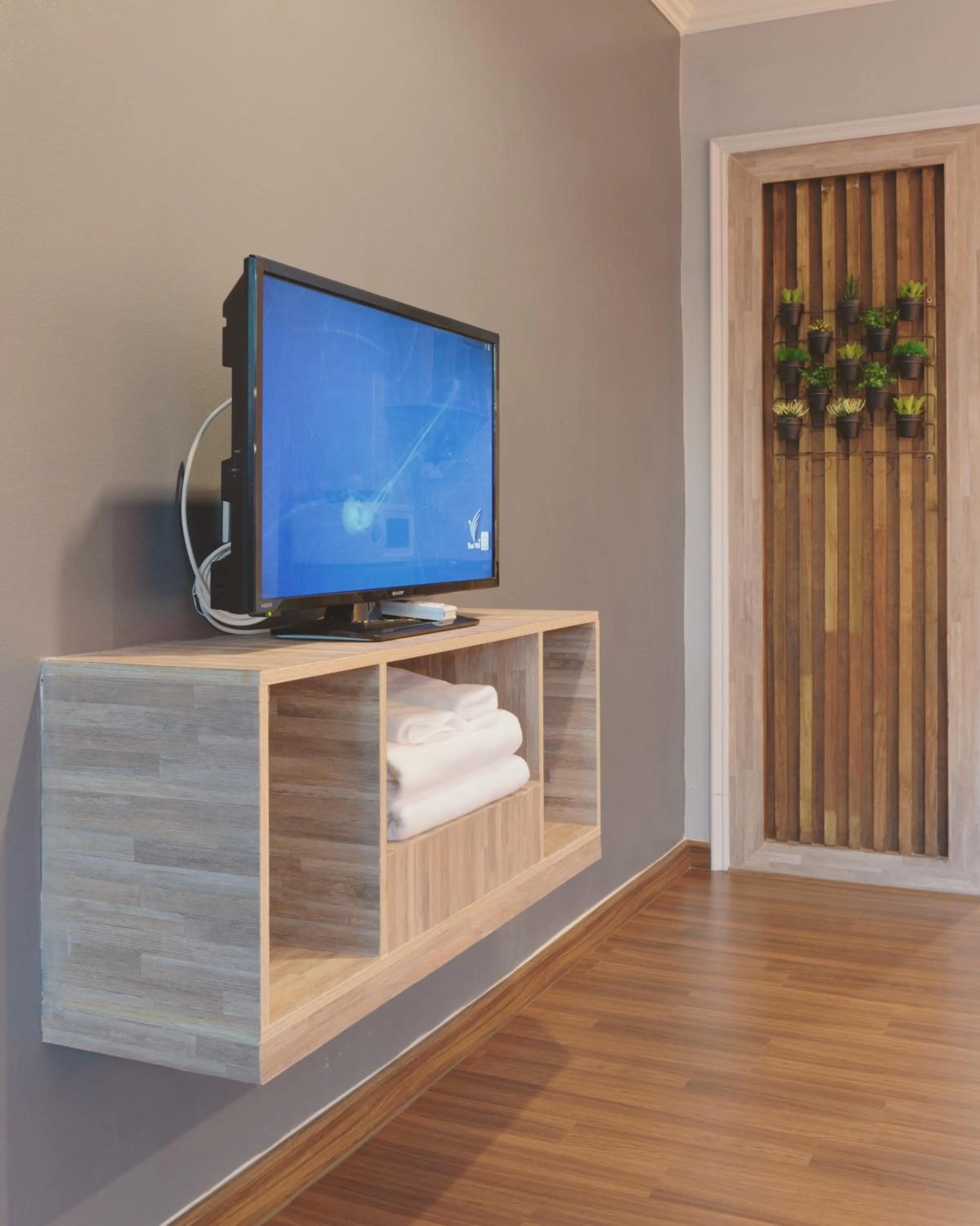 TV and multimedia in The Tamnan Pattaya Hotel & Resort