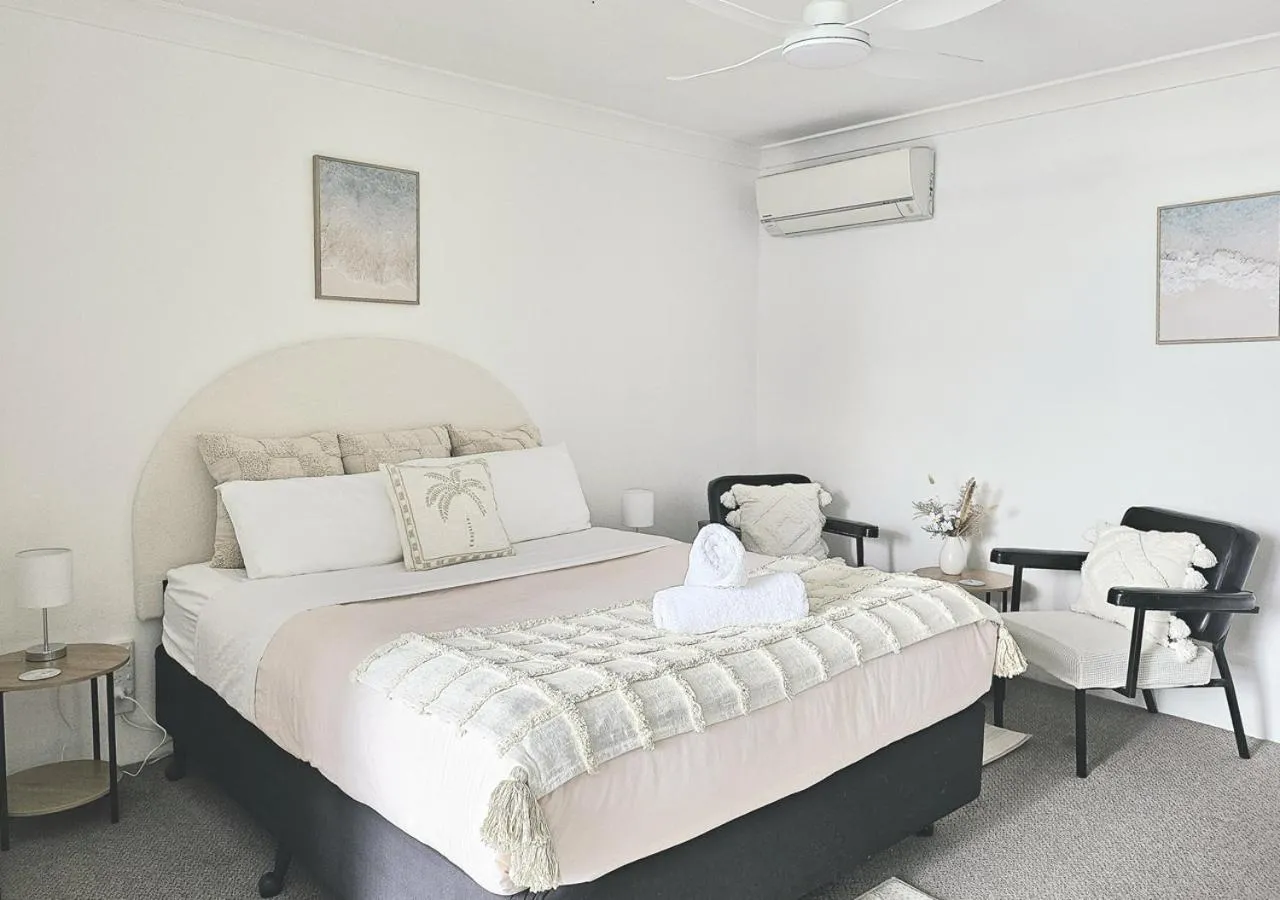 Queen Room in Mollymook Ocean View Motel - Welcoming Guests 18 Years and Older