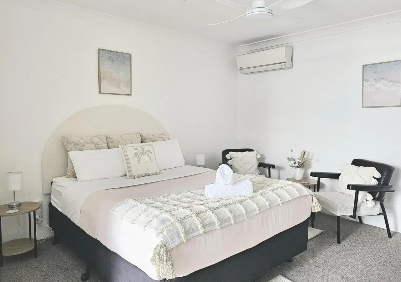 Queen Room in Mollymook Ocean View Motel - Welcoming Guests 18 Years and Older Queen Room in Mollymook Ocean View Motel - Welcoming Guests 18 Years and Older