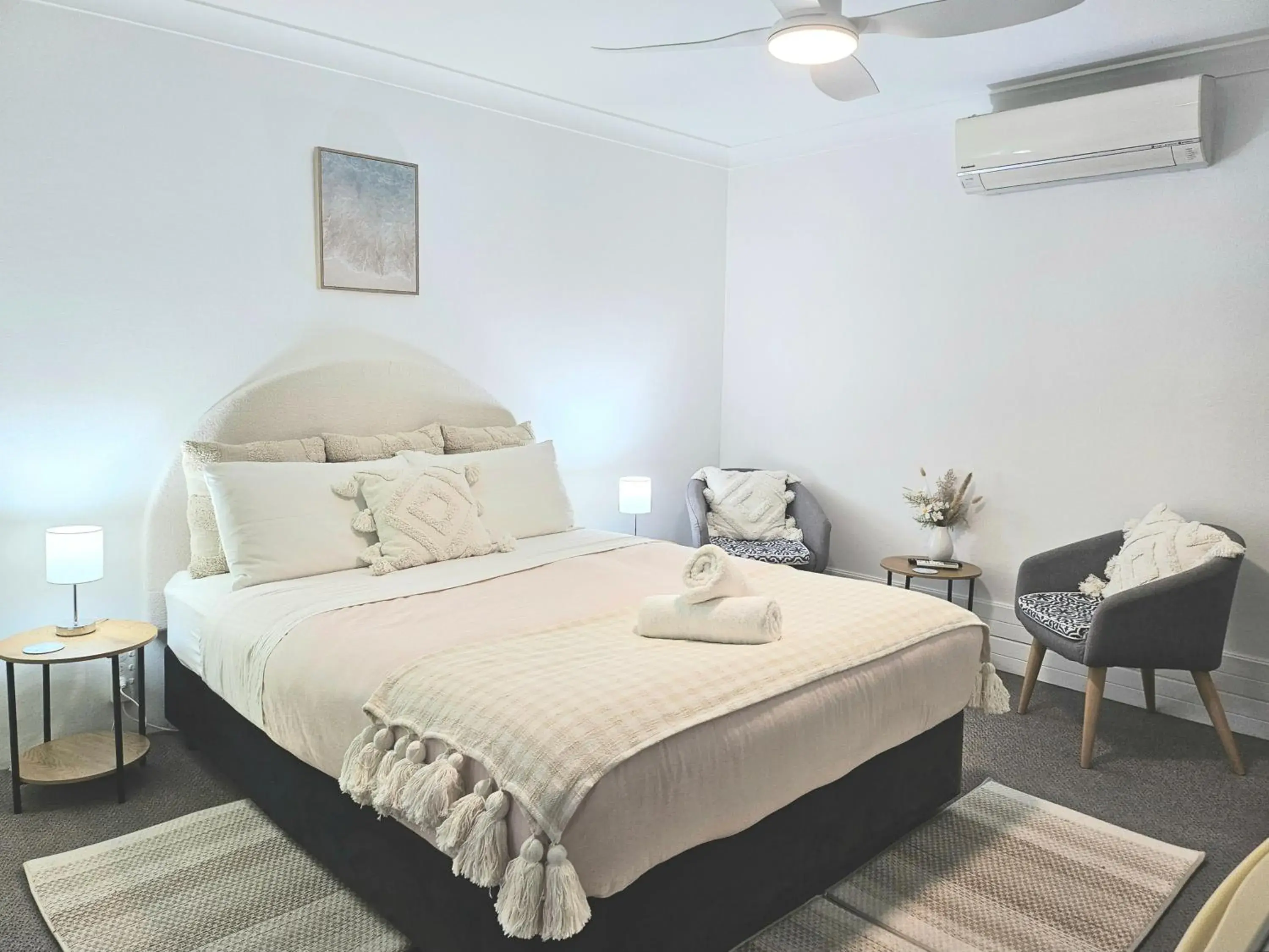 Queen Room in Mollymook Ocean View Motel - Welcoming Guests 18 Years and Older Queen Room in Mollymook Ocean View Motel - Welcoming Guests 18 Years and Older