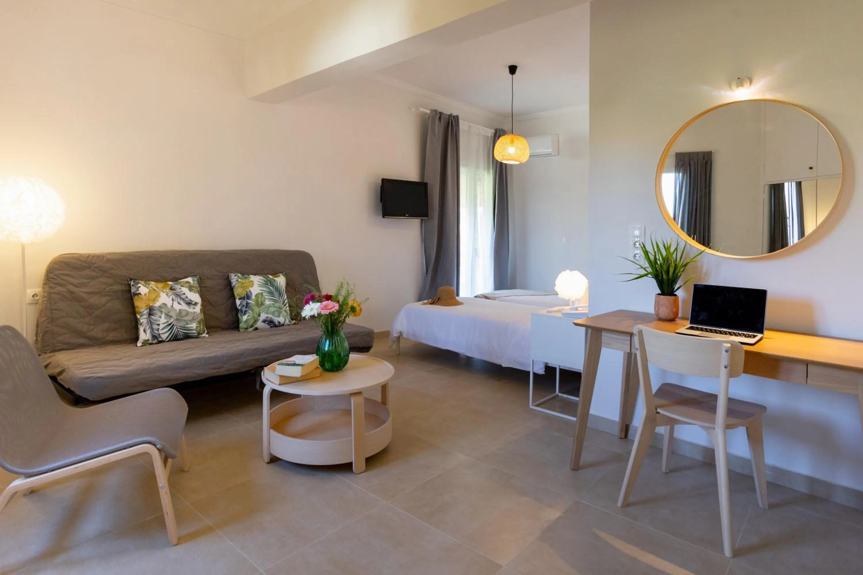 TV and multimedia in Hotel Bretagne