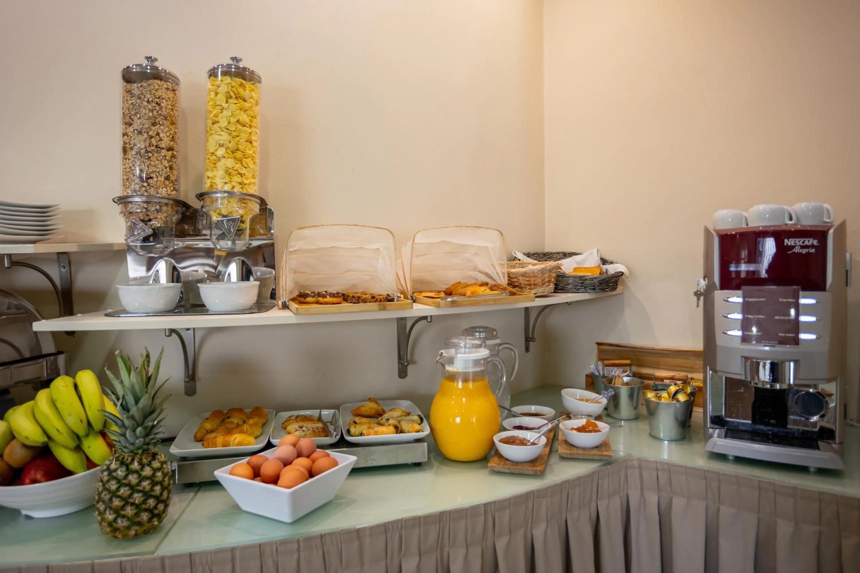 Continental breakfast in Hotel Bretagne