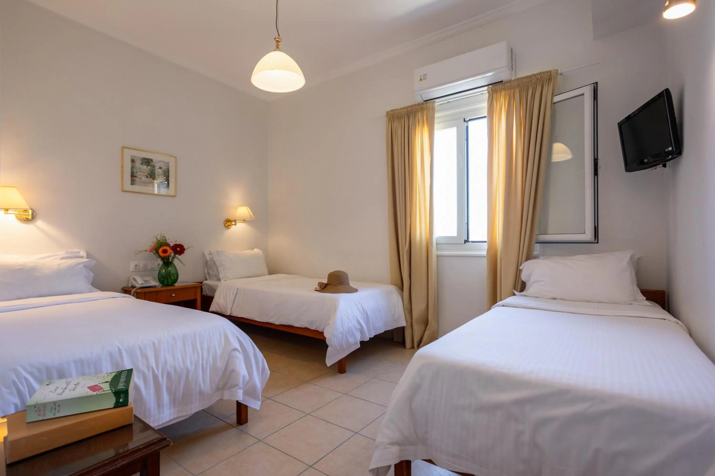 Bedroom, Bed in Hotel Bretagne