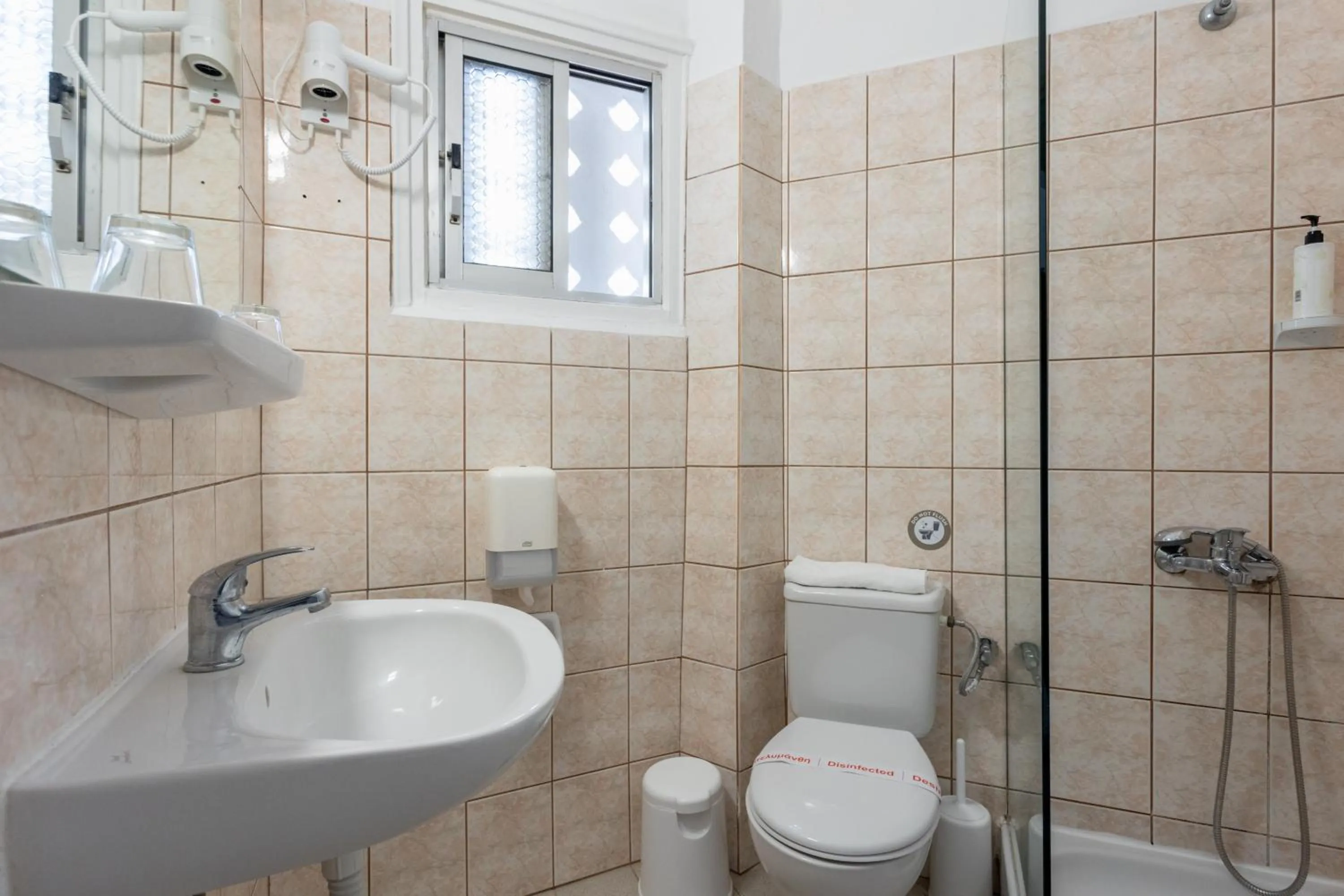 Shower in Hotel Bretagne