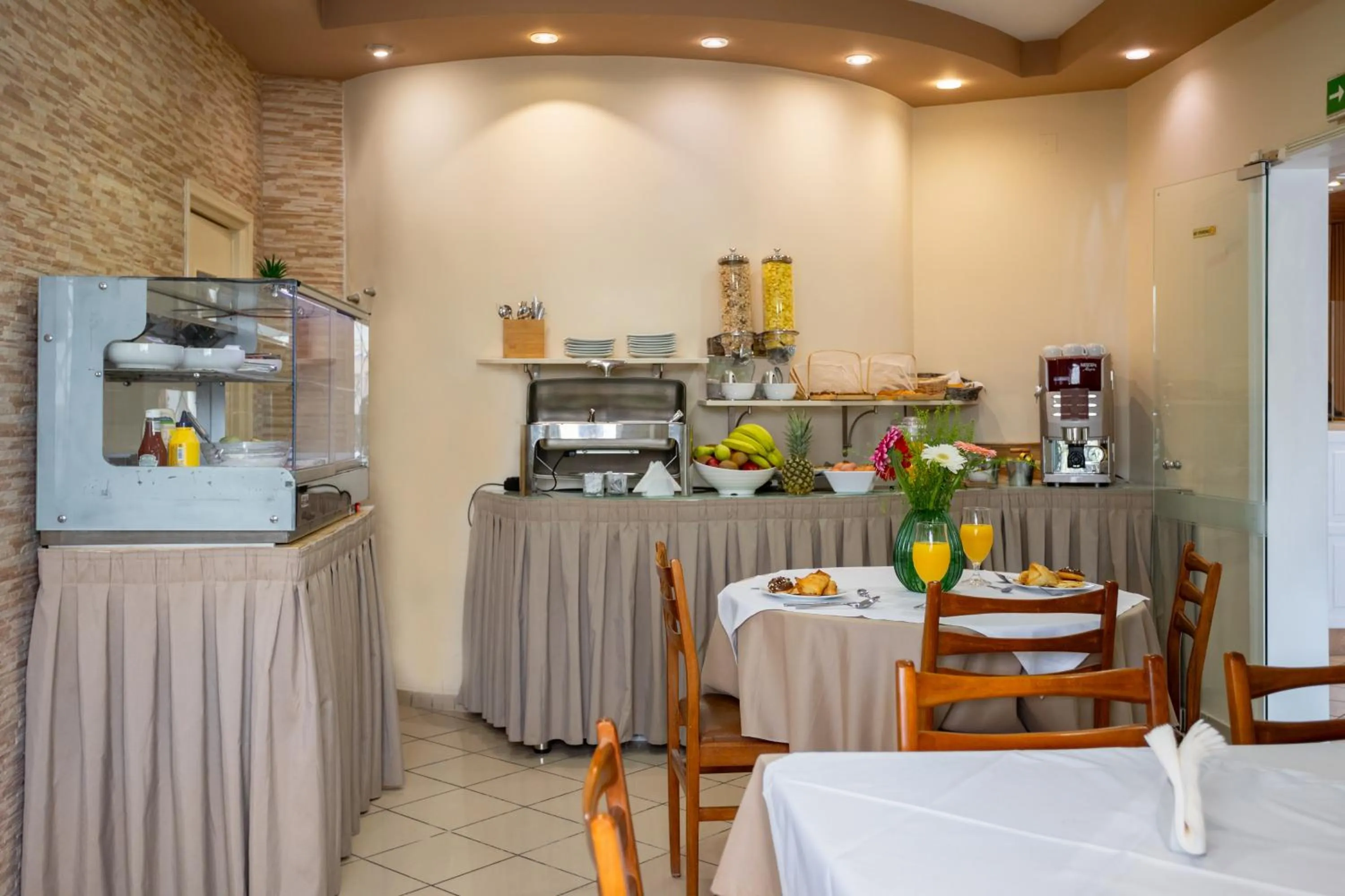 Coffee/tea facilities in Hotel Bretagne